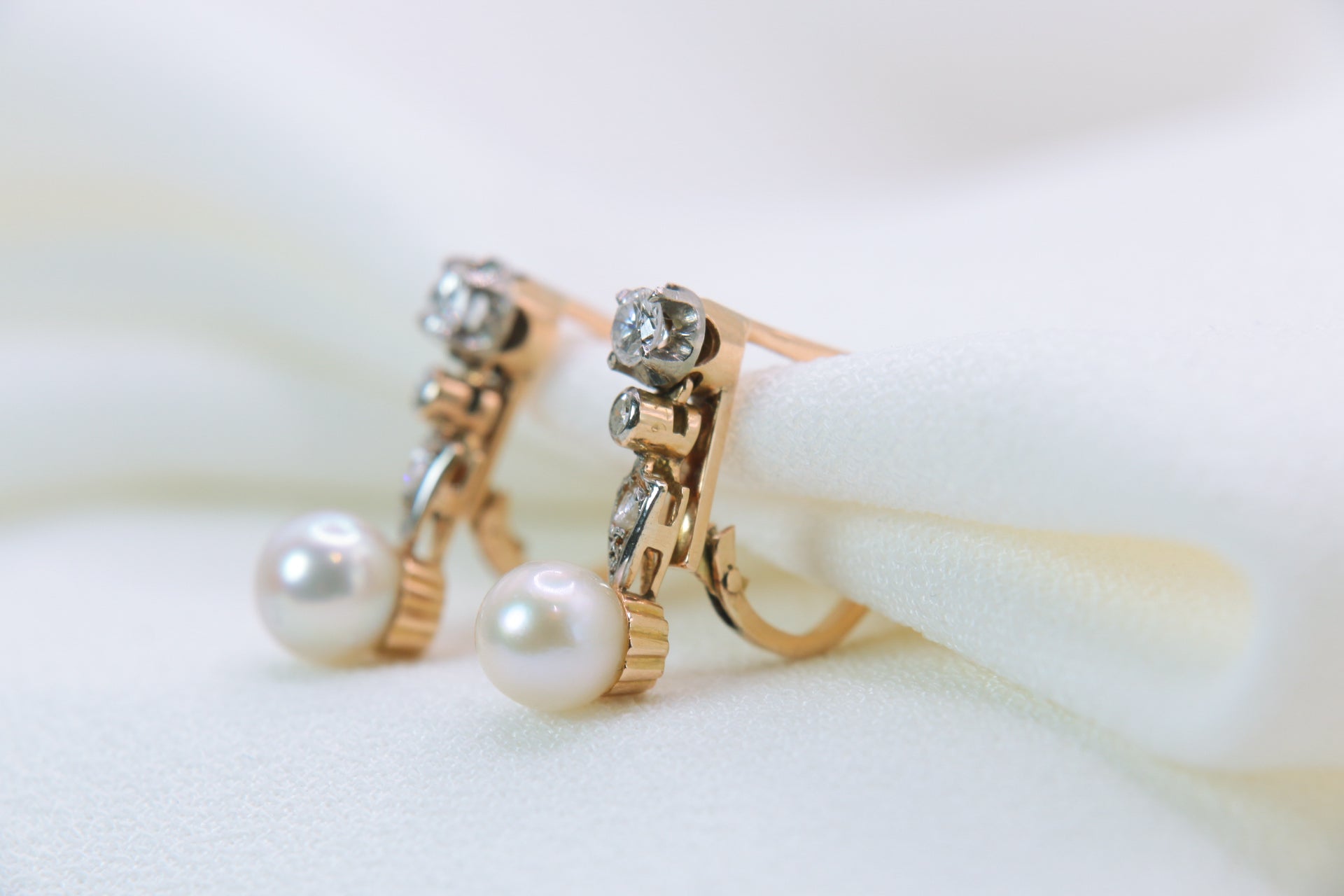 Boucles d'oreilles Dormeuses en Or, Perles et Diamants