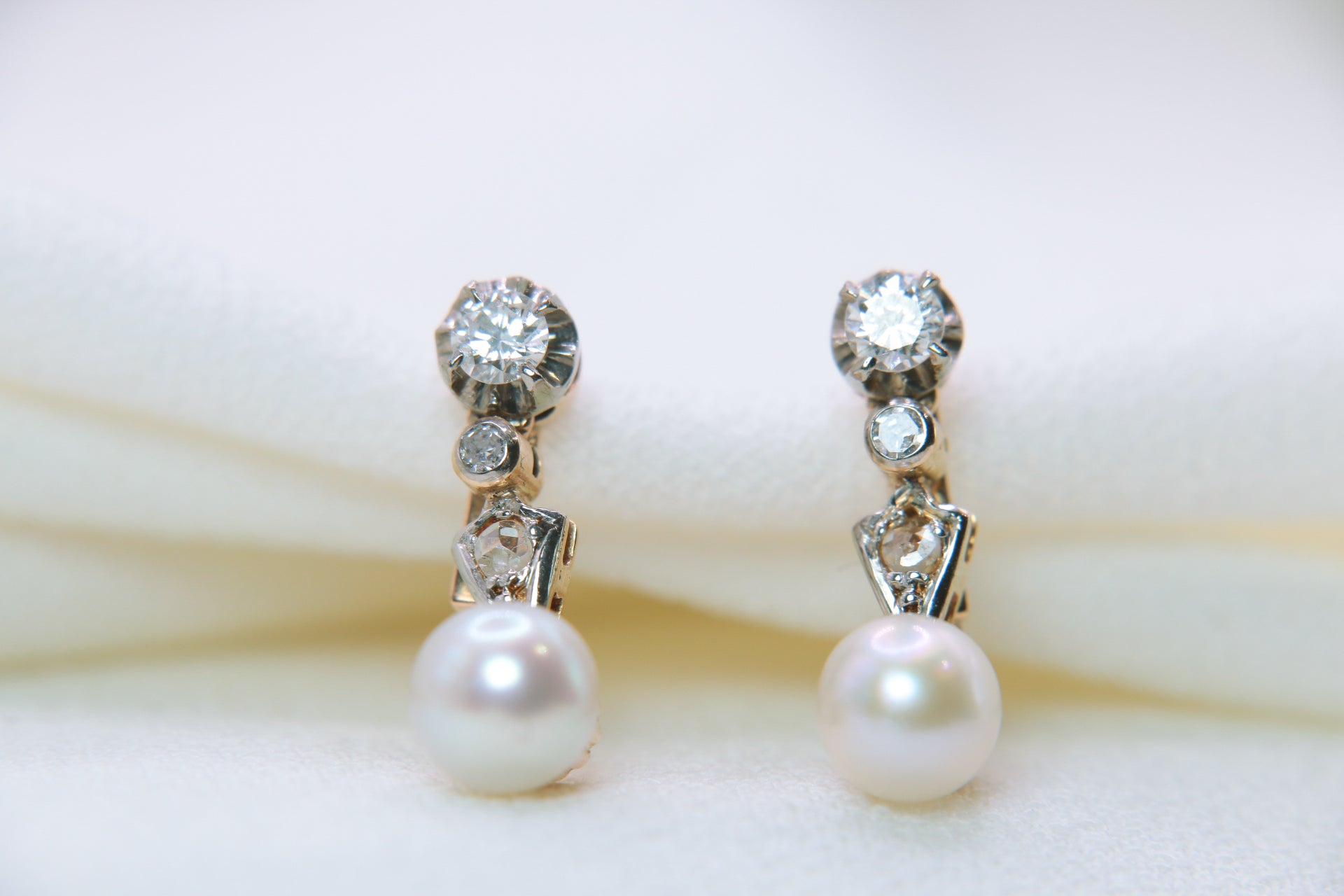 Boucles d'oreilles Dormeuses en Or, Perles et Diamants