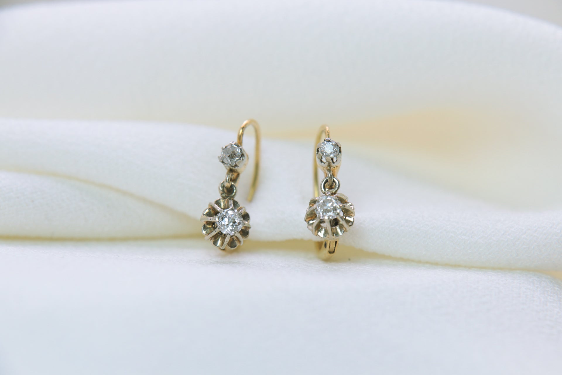 Boucles d’Oreilles Dormeuses  Anciennes en Or et Diamants