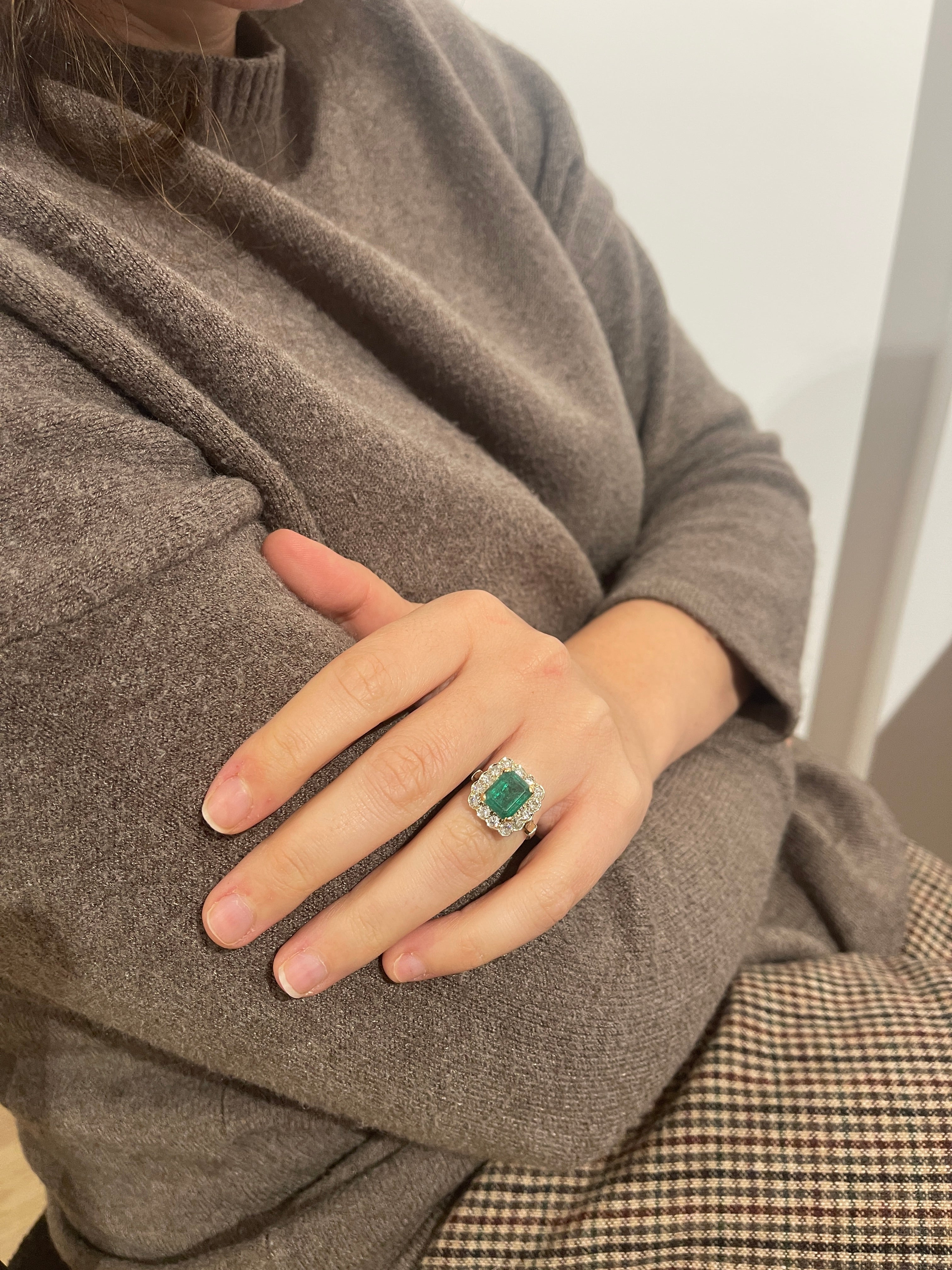 Vintage daisy ring in gold, emerald and diamonds