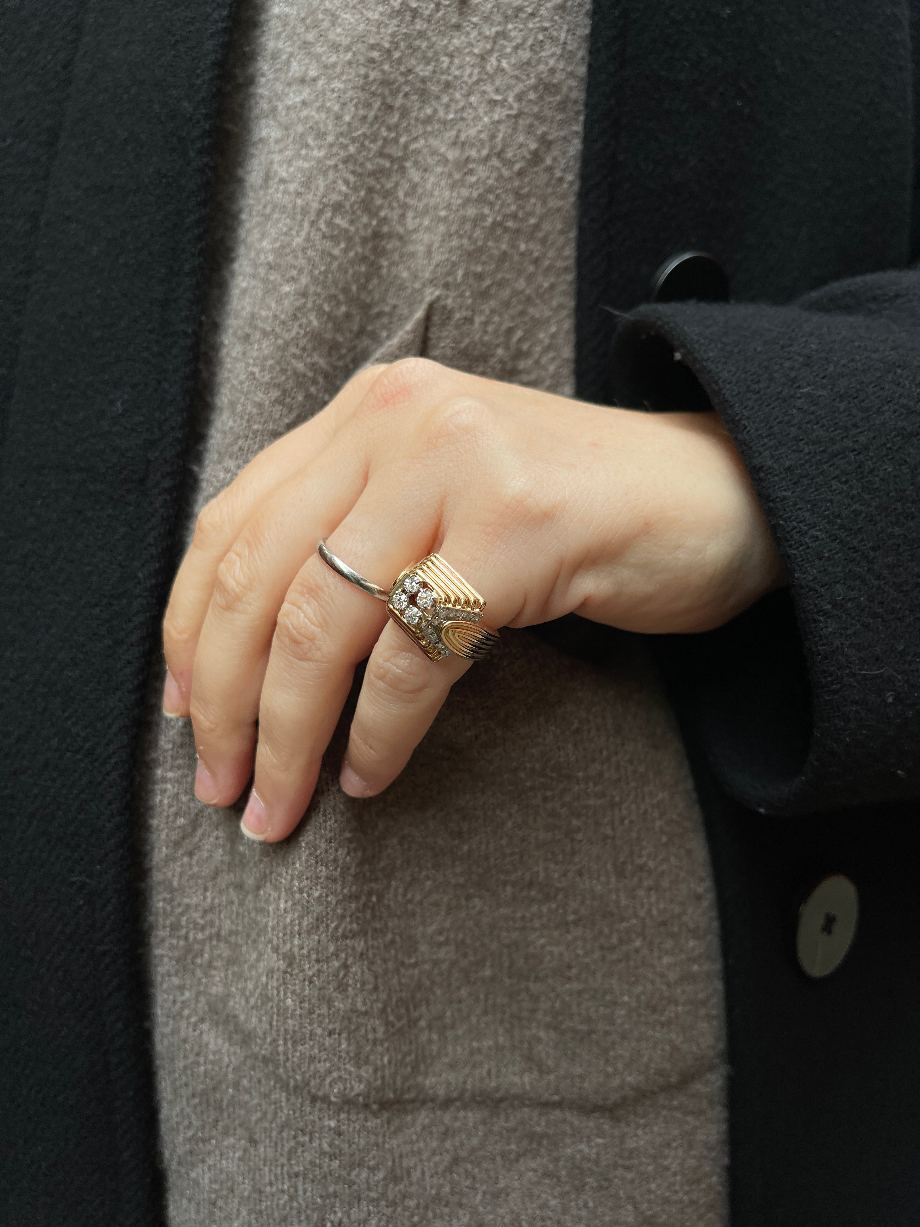 Vintage pyramid ring in 18k gold and diamonds - 1950s