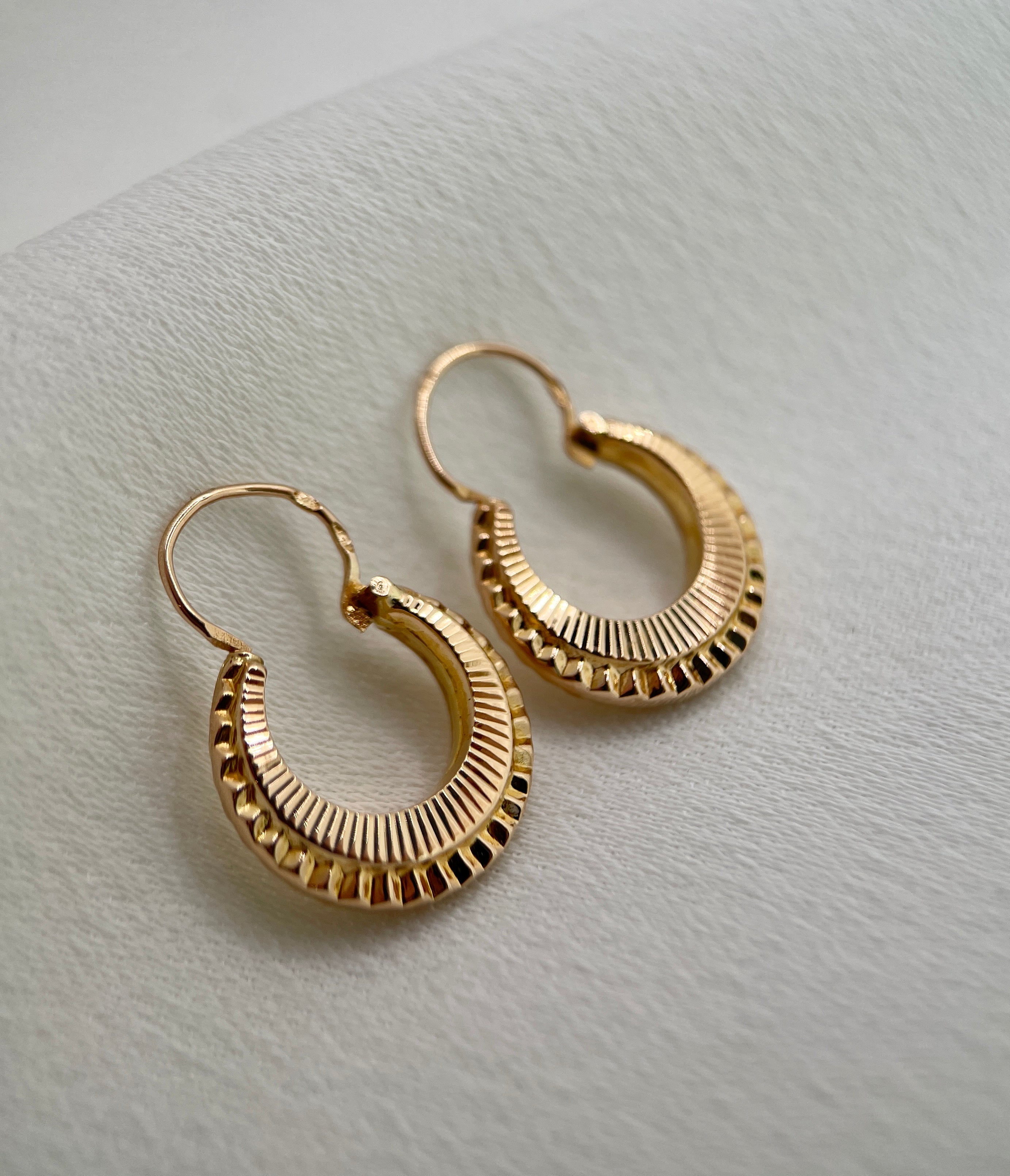 Pair of Vintage Hoop Earrings in 18k Yellow Gold