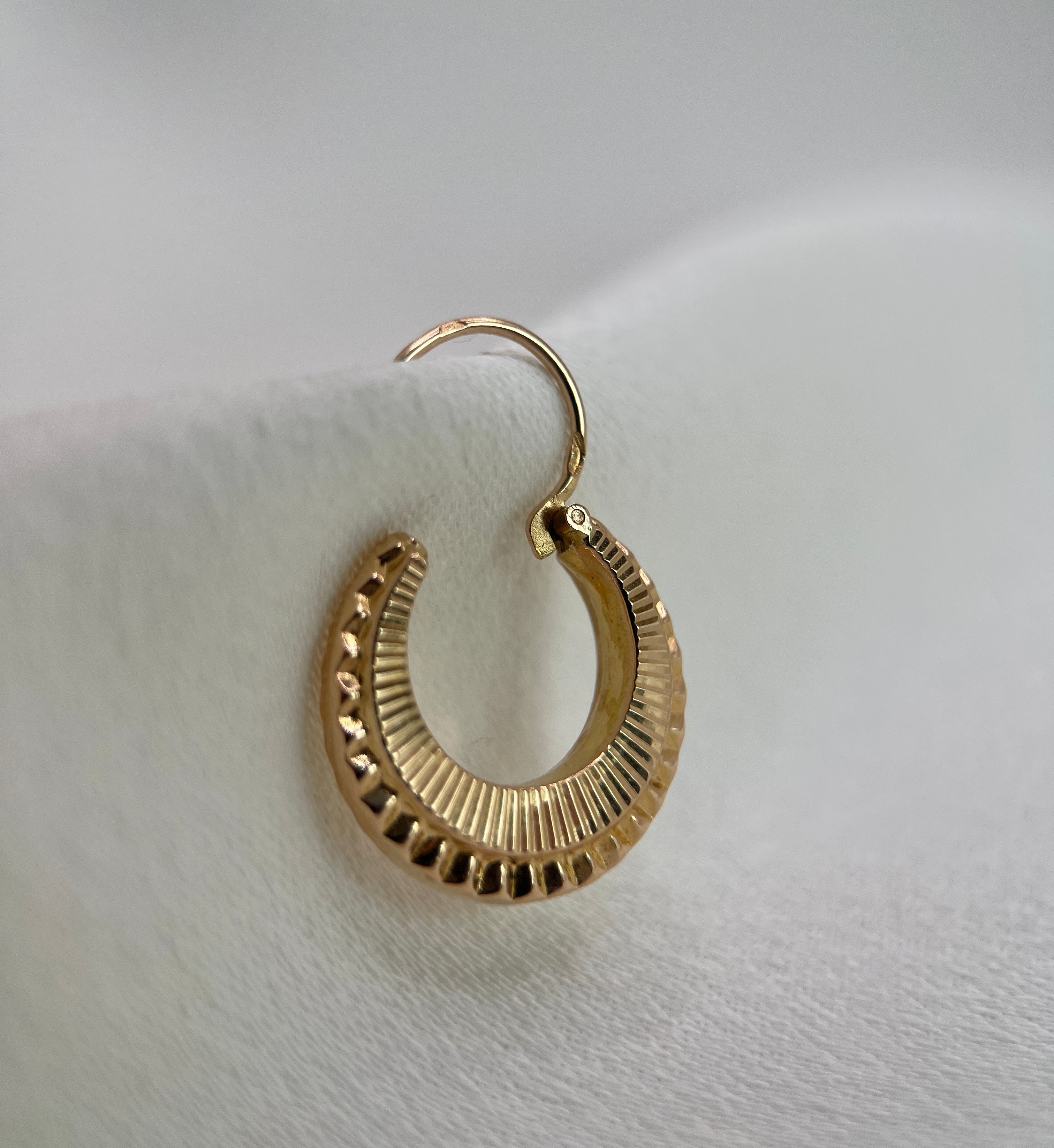 Paire de Boucles d’Oreilles Créoles Vintage Godronnées en Or Jaune 18k