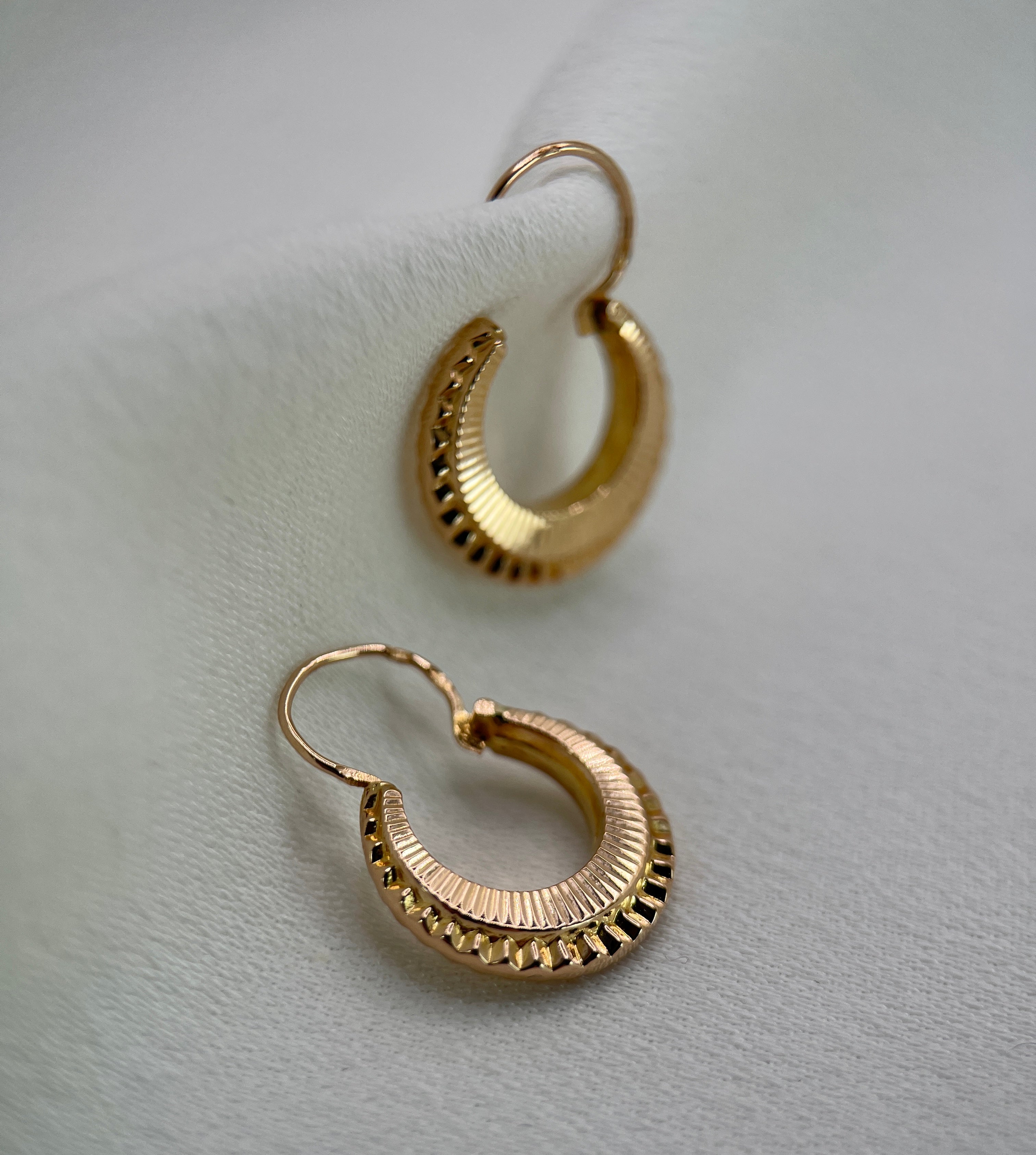 Paire de Boucles d’Oreilles Créoles Vintage Godronnées en Or Jaune 18k