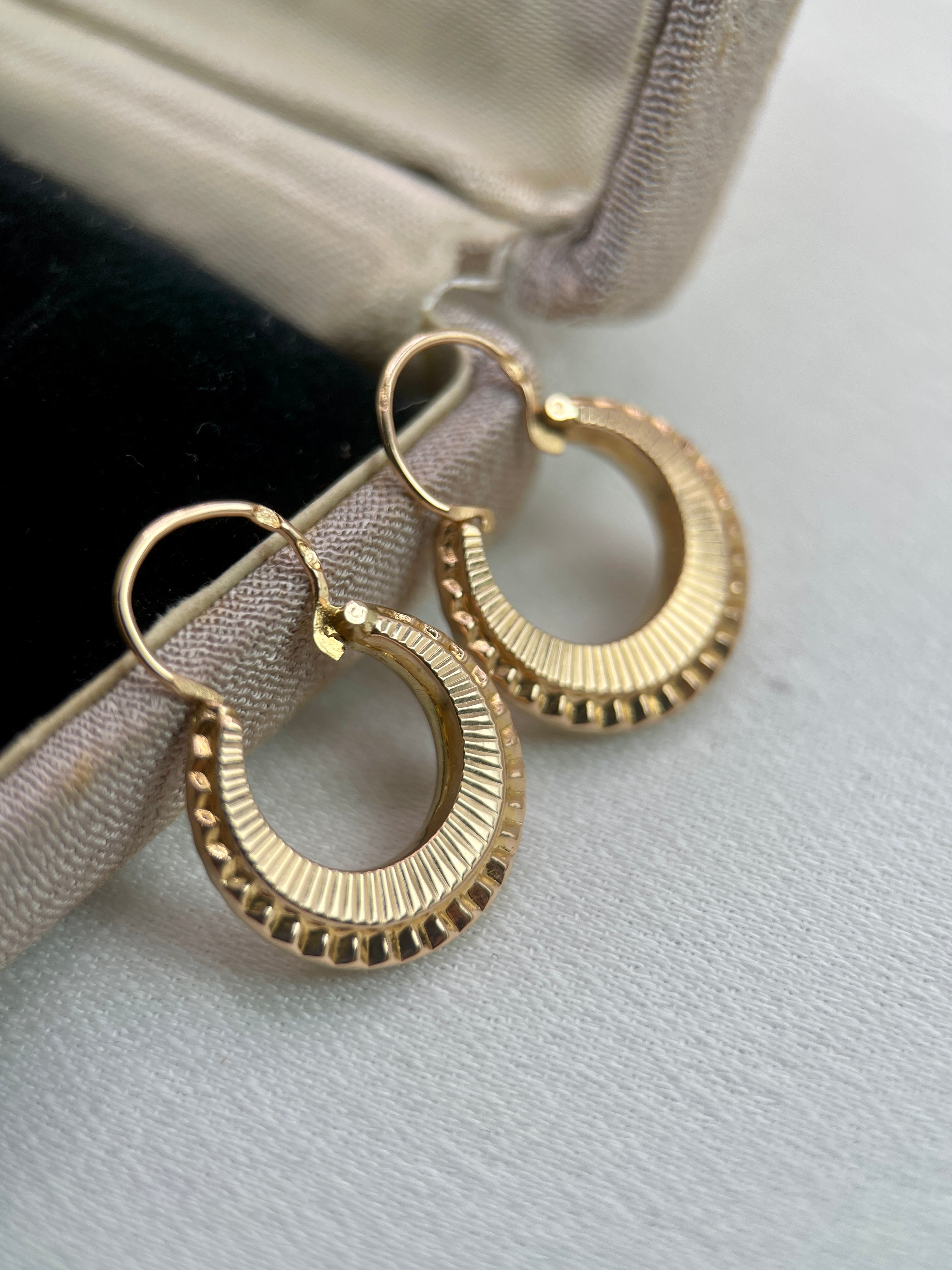 Pair of Vintage Hoop Earrings in 18k Yellow Gold