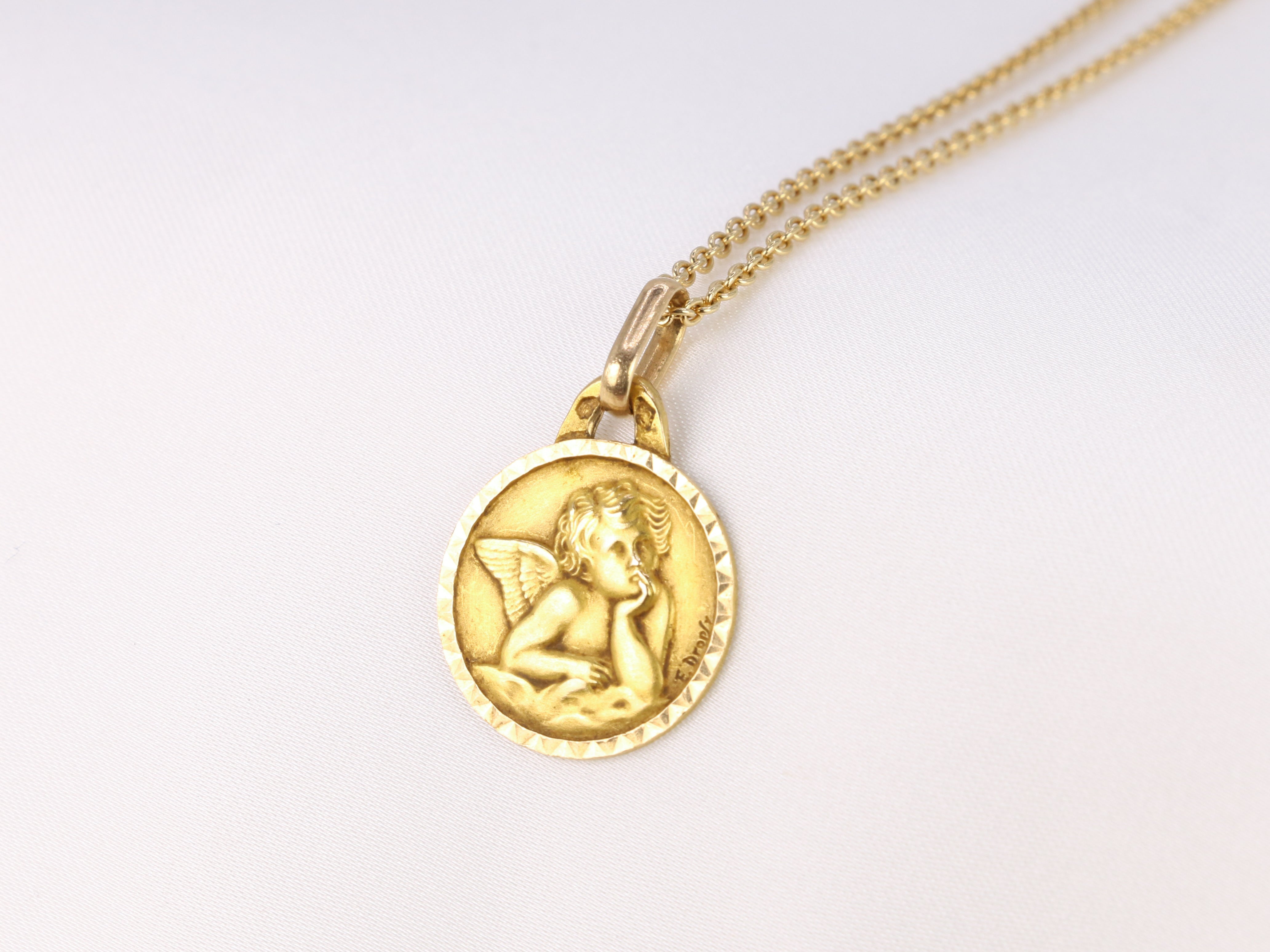 Médaille ancienne de l’ange Raphaël en or jaune - Signée Dropsy