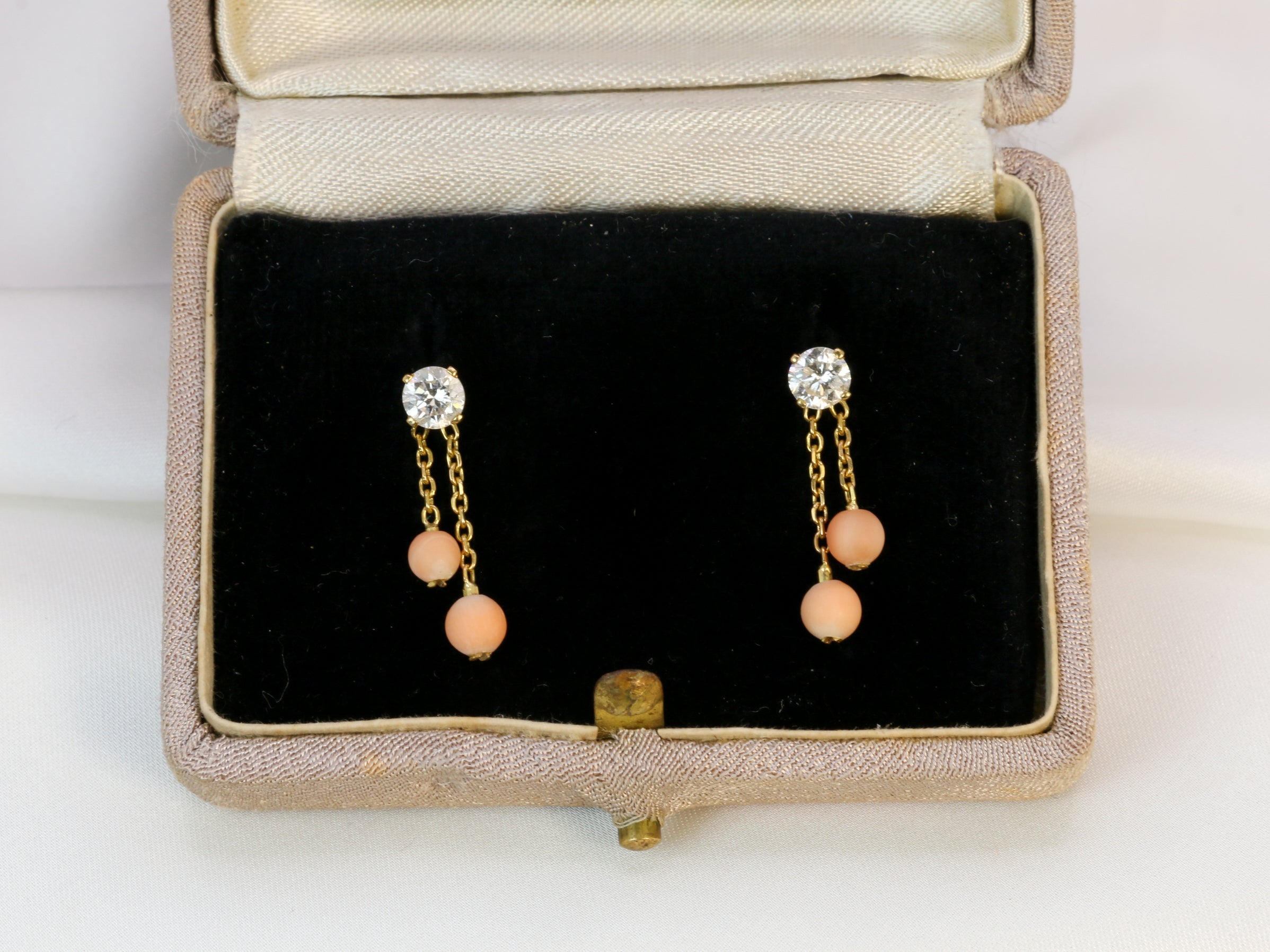 Boucle d’oreilles vintage en or, diamants taille ancienne et billes de corail