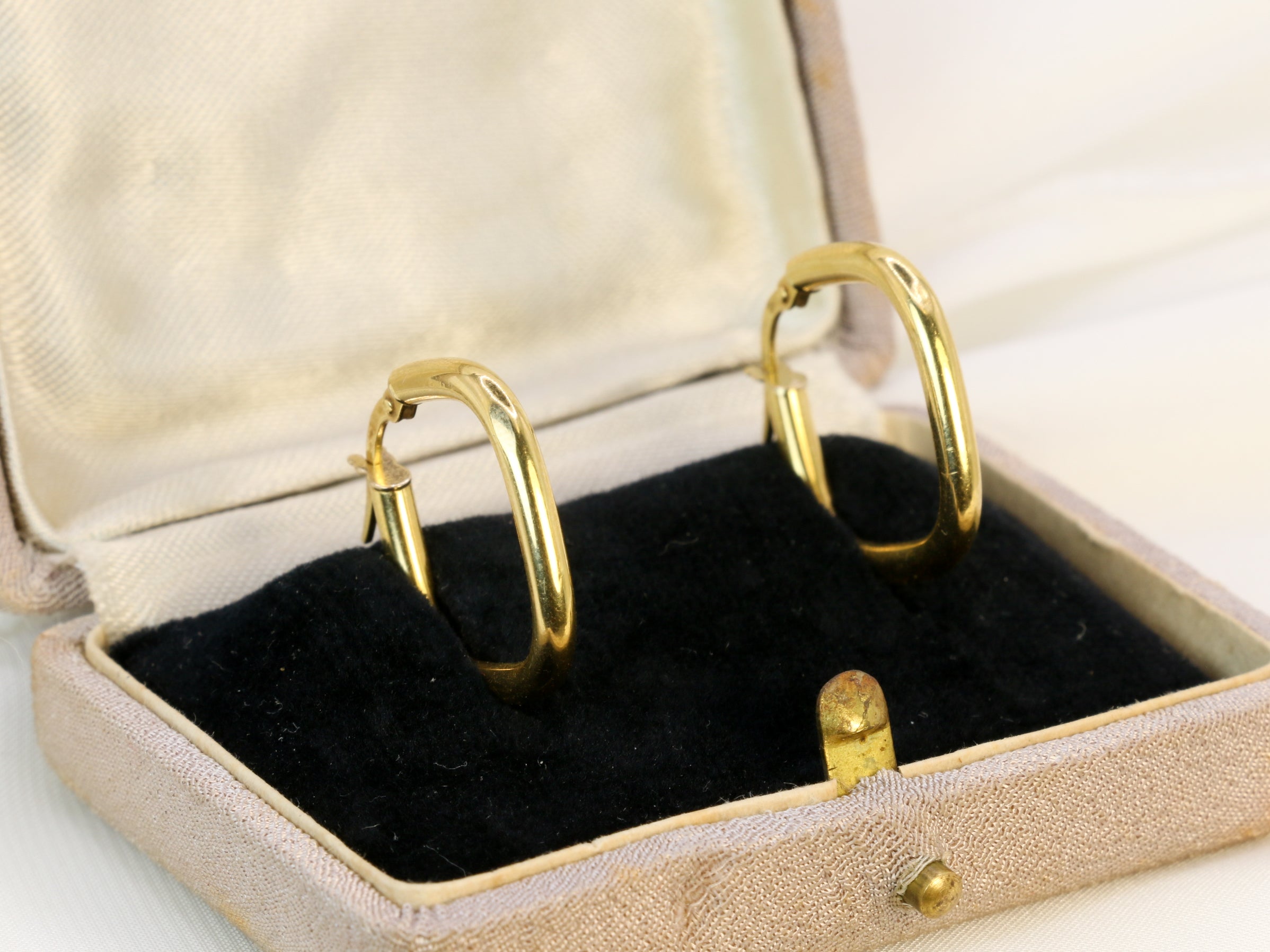 Pair of square hoop earrings in 18k gold