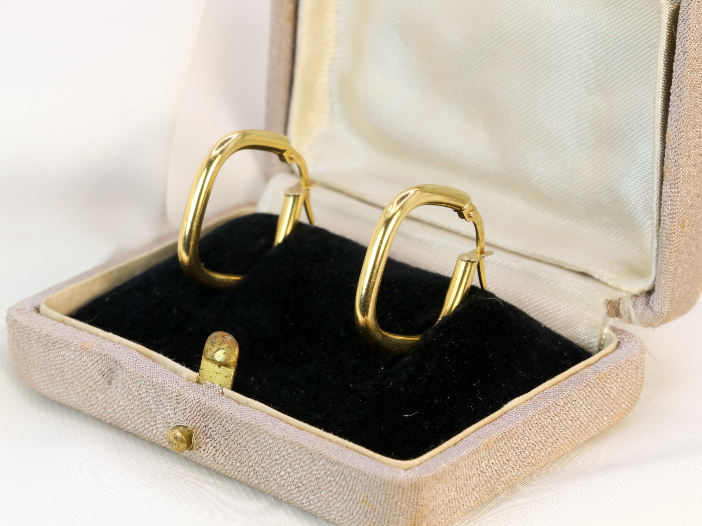 Pair of square hoop earrings in 18k gold