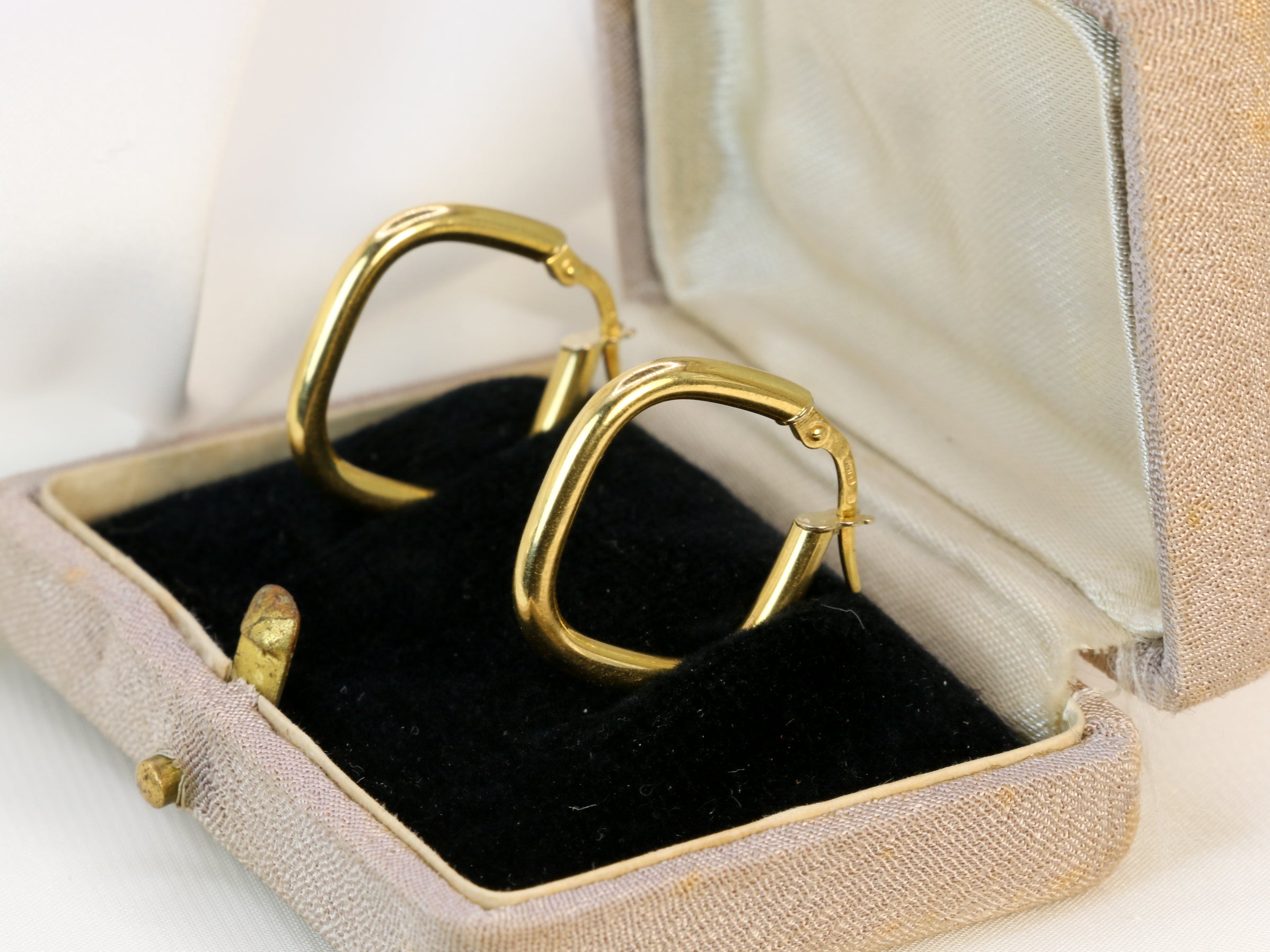 Pair of square hoop earrings in 18k gold