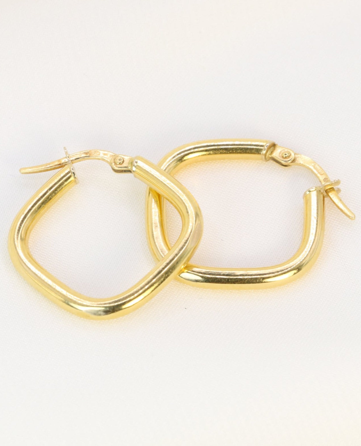 Pair of square hoop earrings in 18k gold