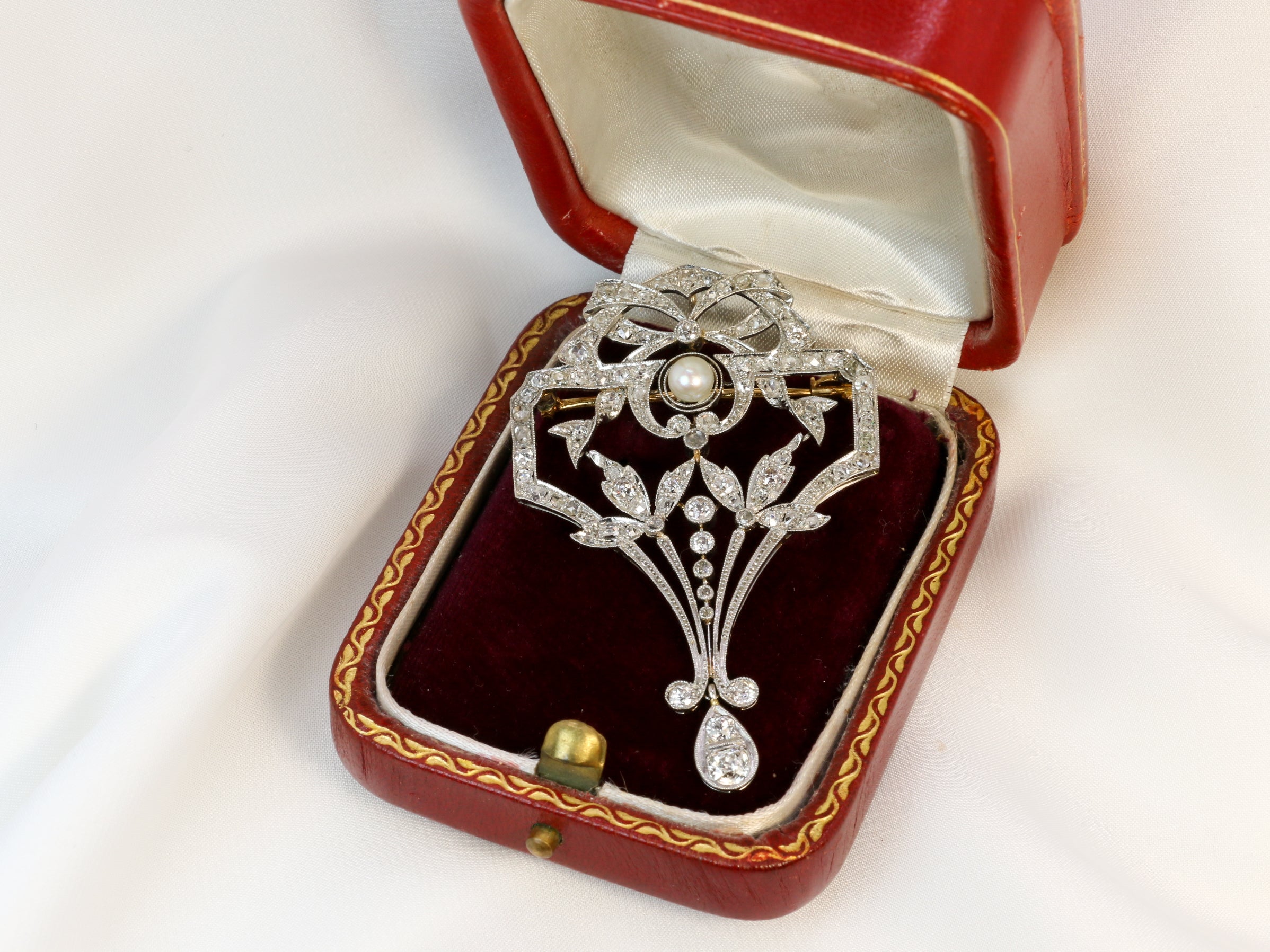 Belle Epoque Pendant Brooch in gold, platinum, pearl and diamonds