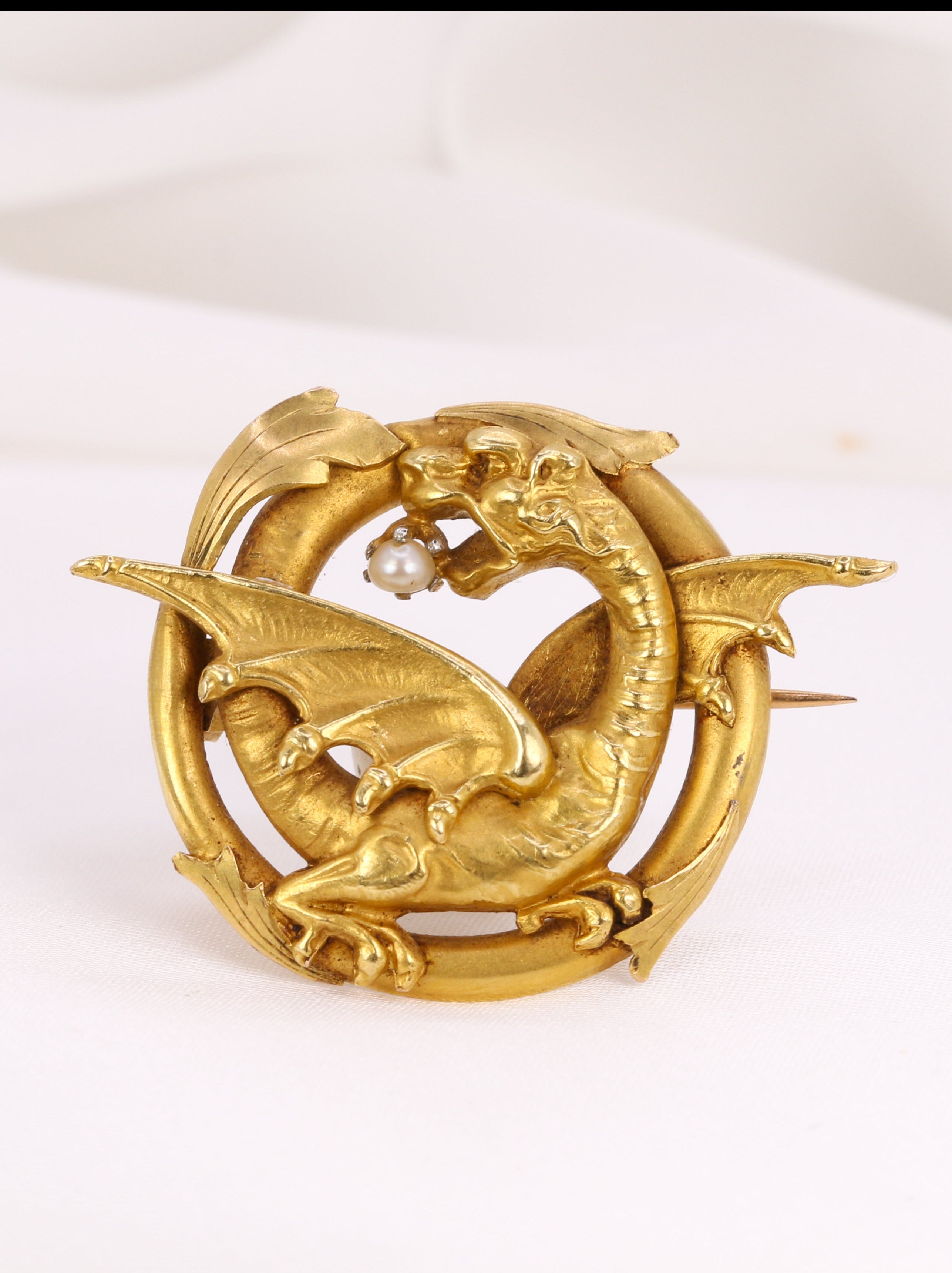 Old chimera brooch in 18k gold and fine pearl - late 19th century