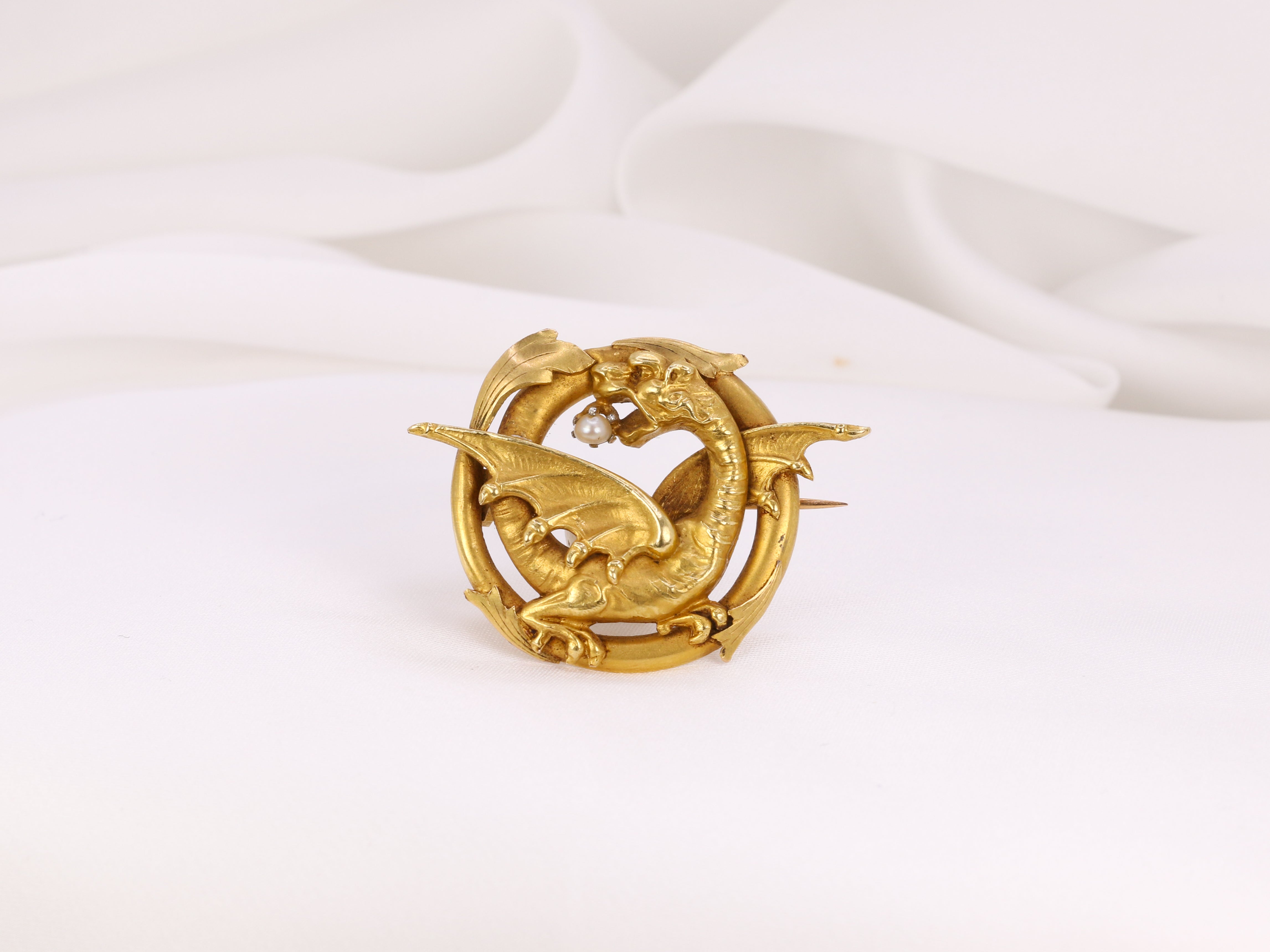 Old chimera brooch in 18k gold and fine pearl - late 19th century