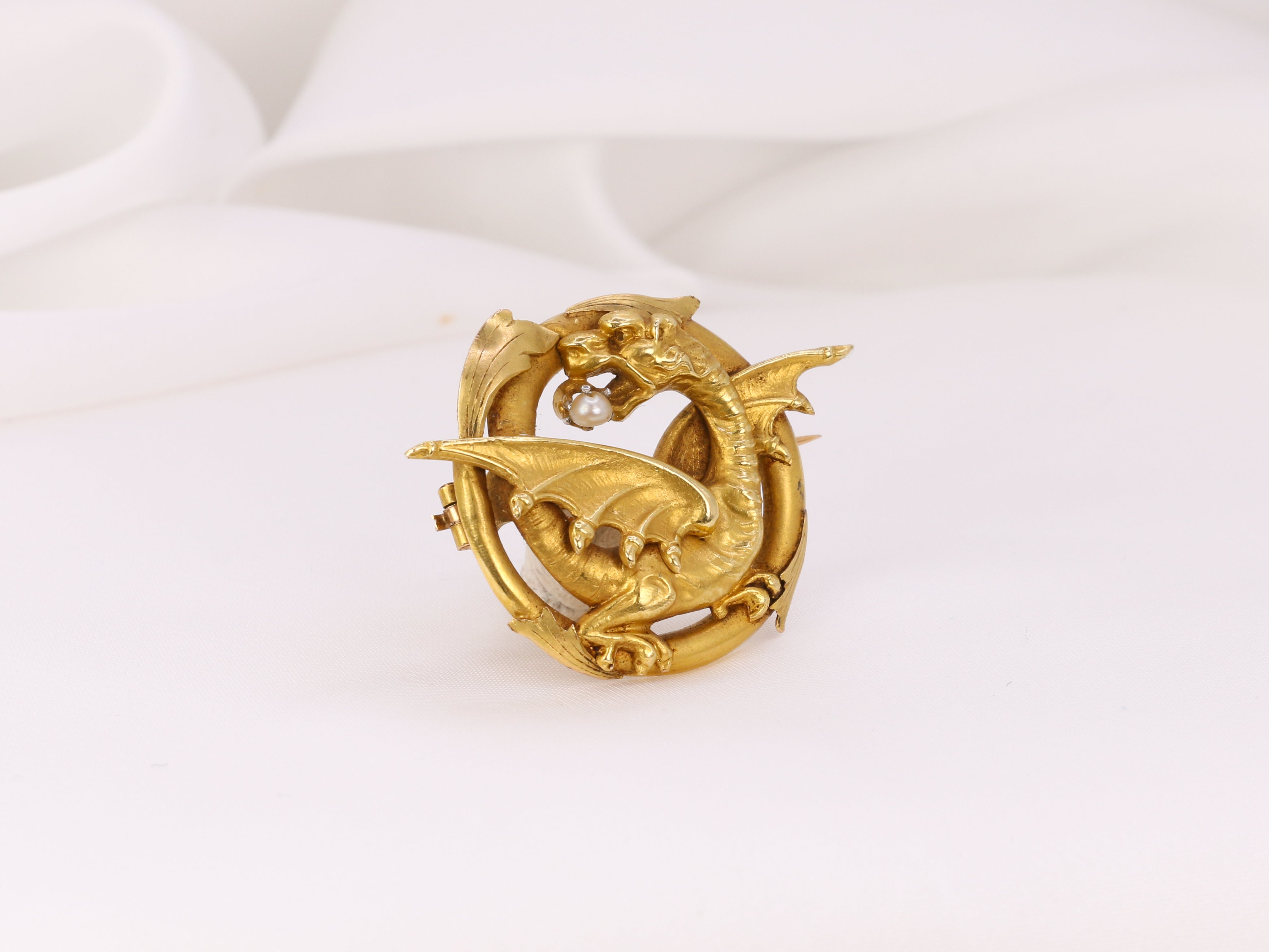 Old chimera brooch in 18k gold and fine pearl - late 19th century