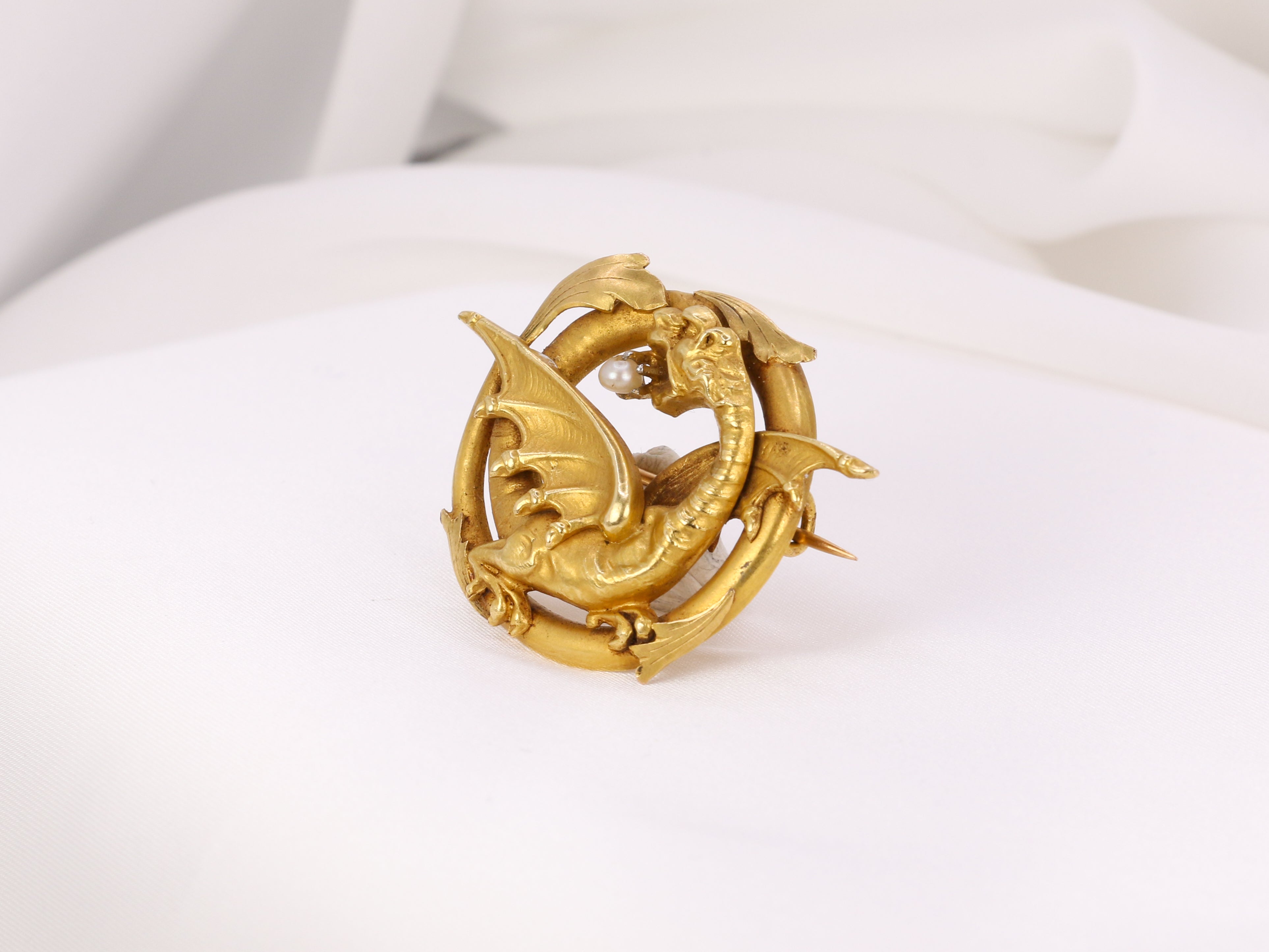 Old chimera brooch in 18k gold and fine pearl - late 19th century