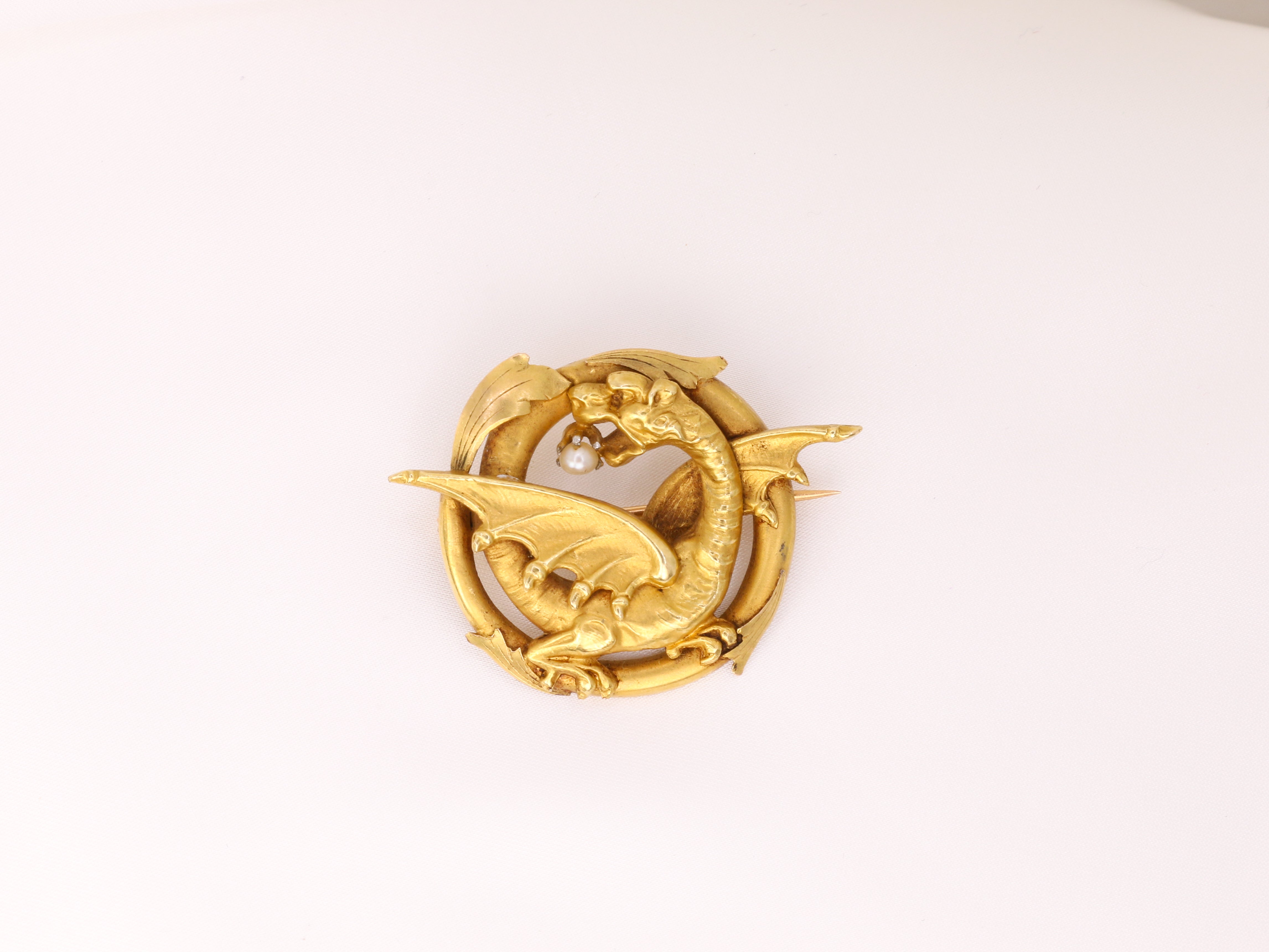 Old chimera brooch in 18k gold and fine pearl - late 19th century