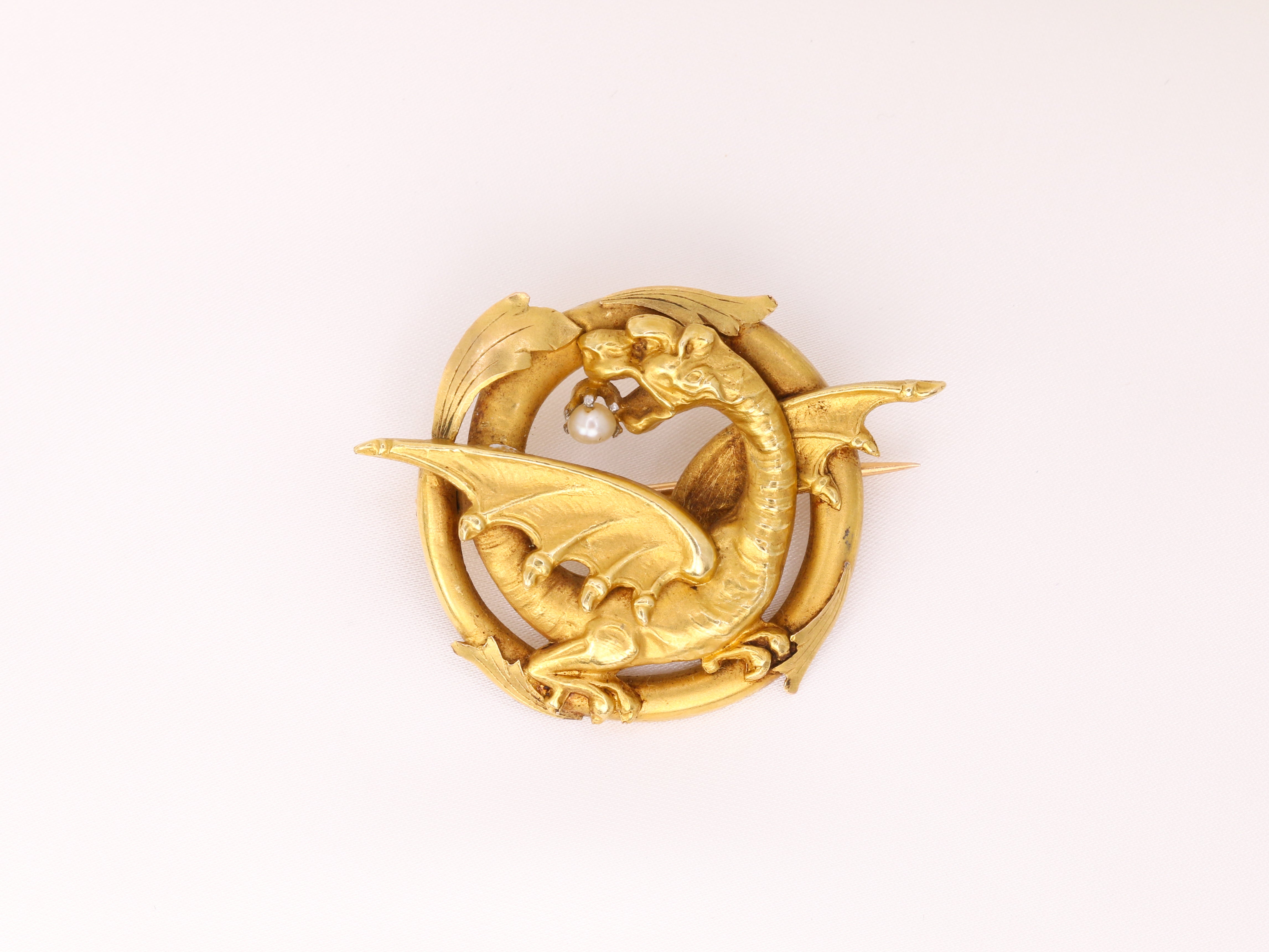 Old chimera brooch in 18k gold and fine pearl - late 19th century