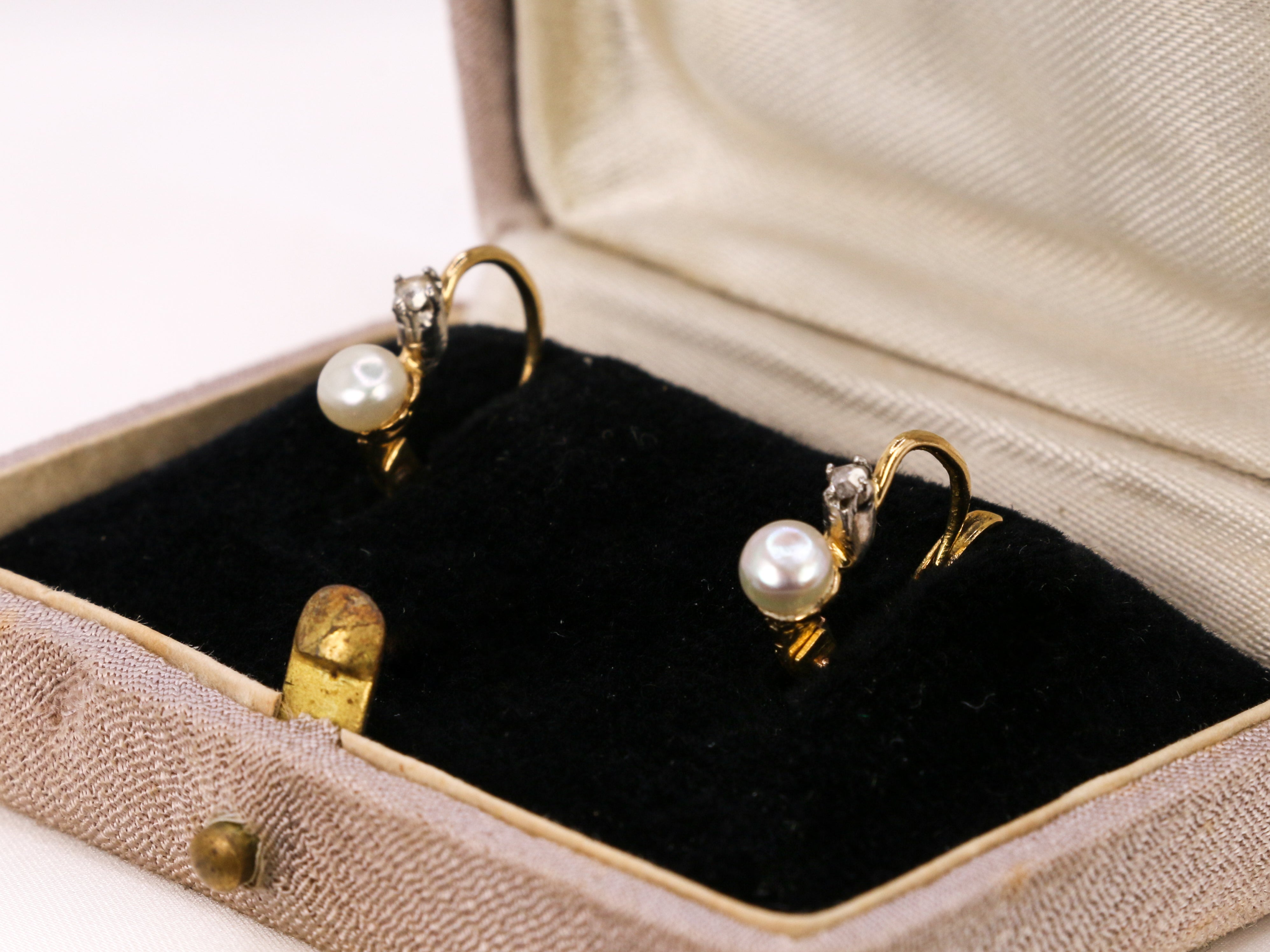 Antique sleepers in gold, diamonds and fine pearls