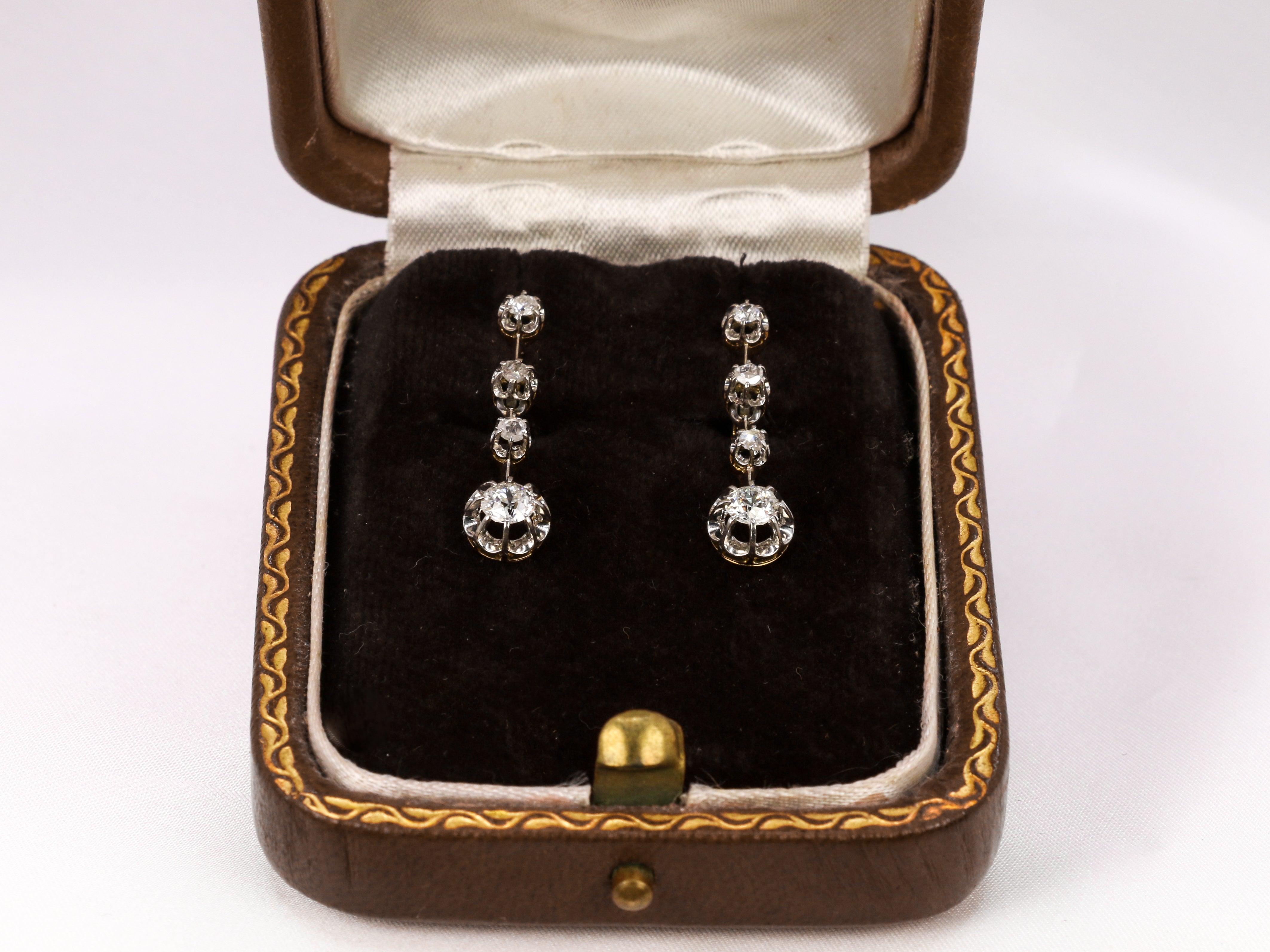 Boucle d’oreilles dormeuses anciennes en or, argent et diamants taille ancienne