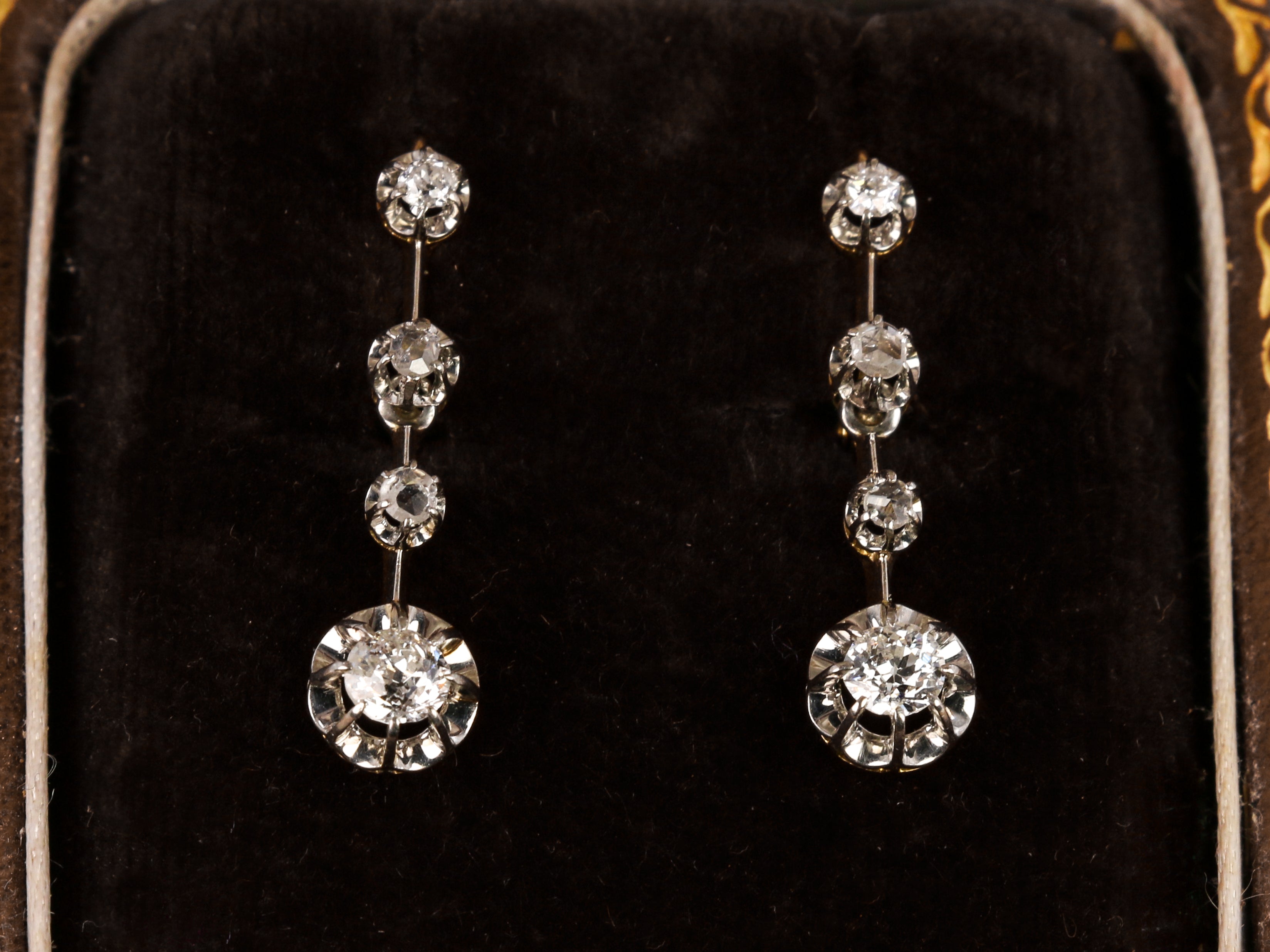 Boucle d’oreilles dormeuses anciennes en or, argent et diamants taille ancienne