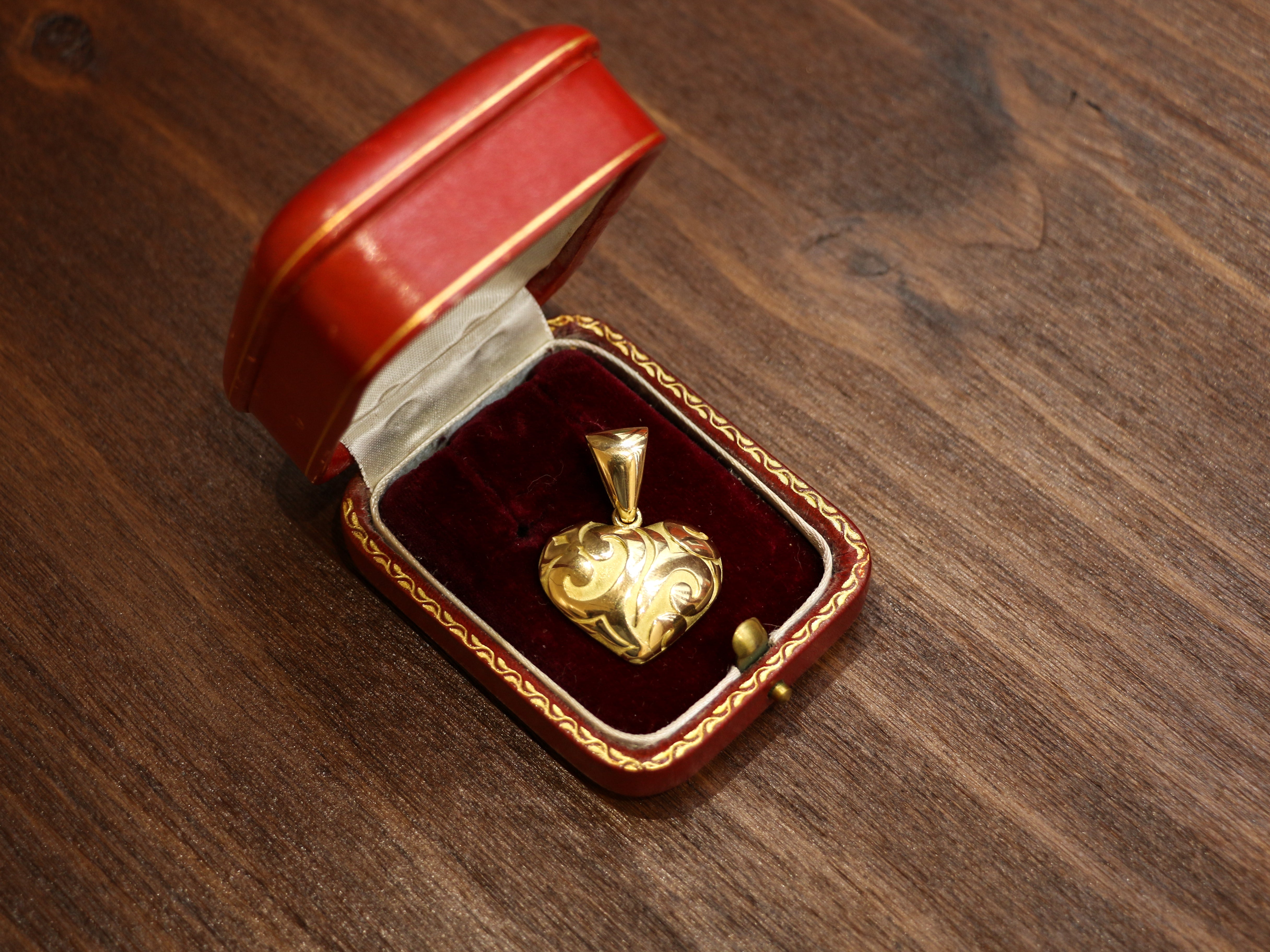 Vintage heart pendant in yellow gold