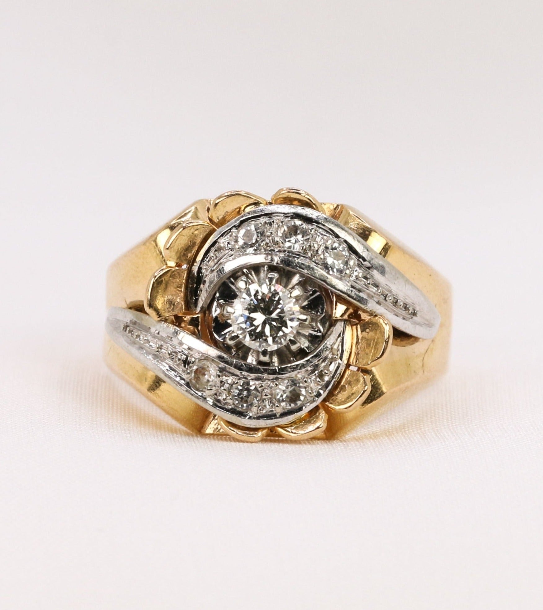 Art Deco Tank ring in gold and diamonds