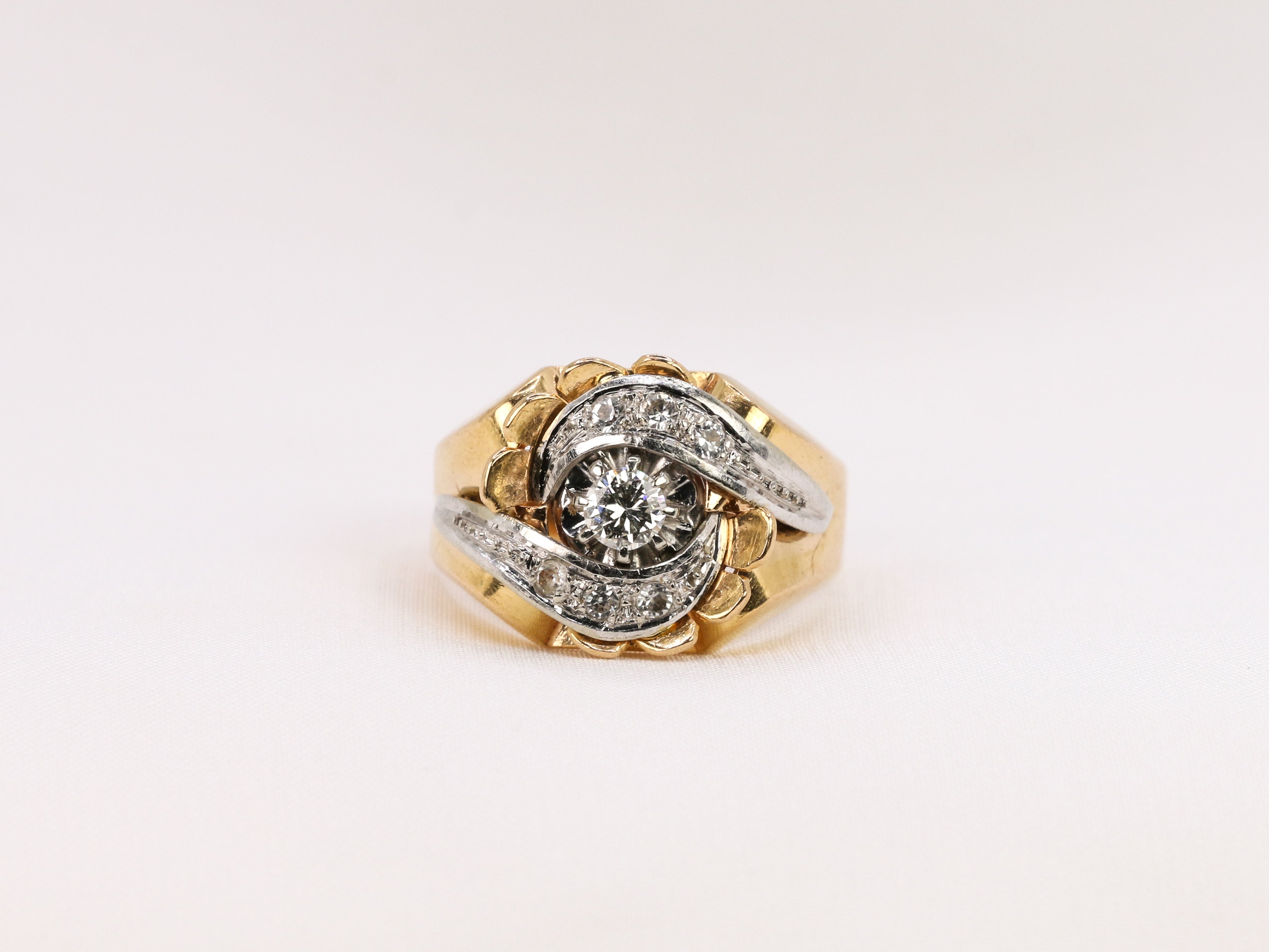 Art Deco Tank ring in gold and diamonds