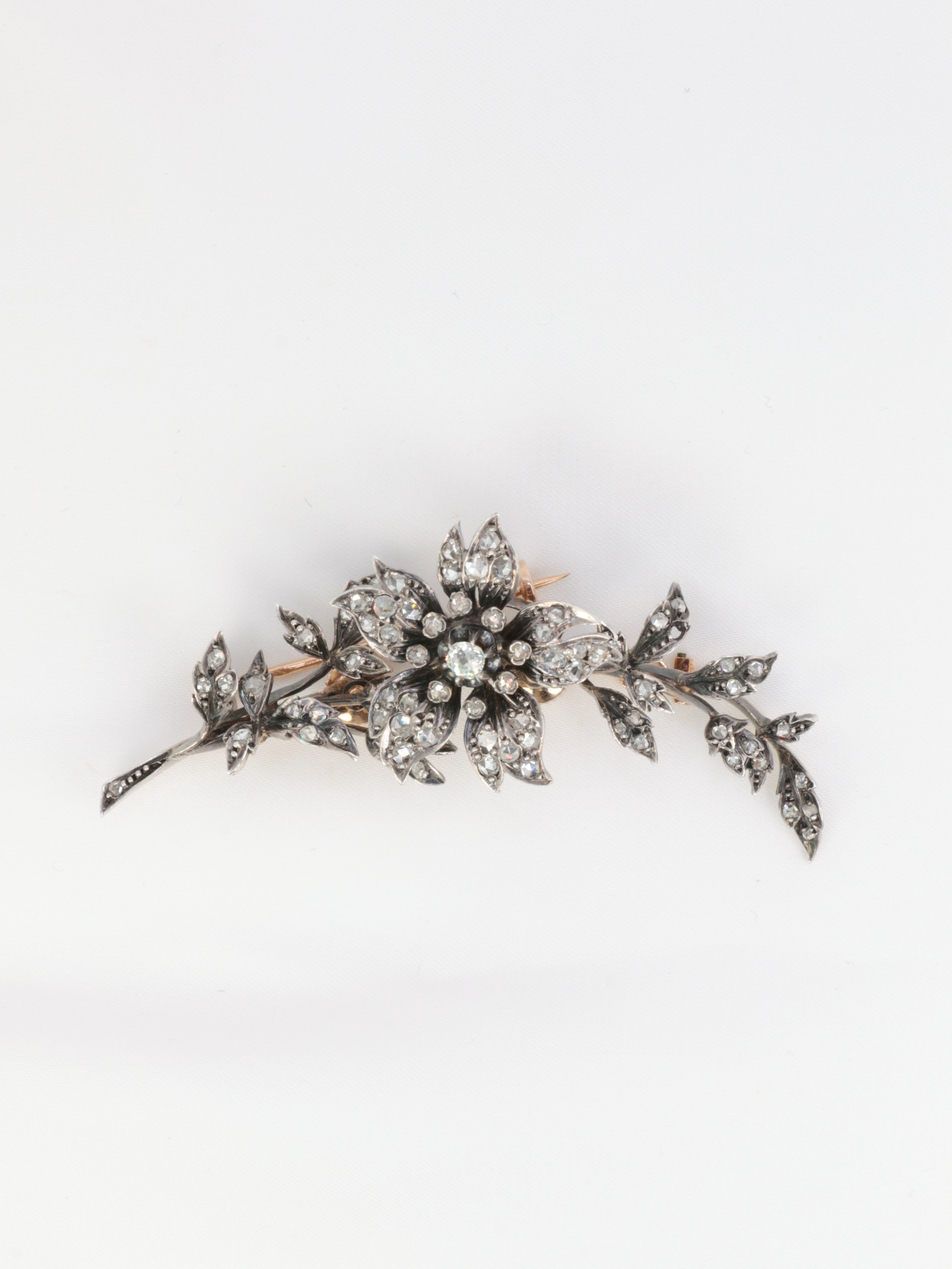 Old shaker brooch in gold, silver and diamonds