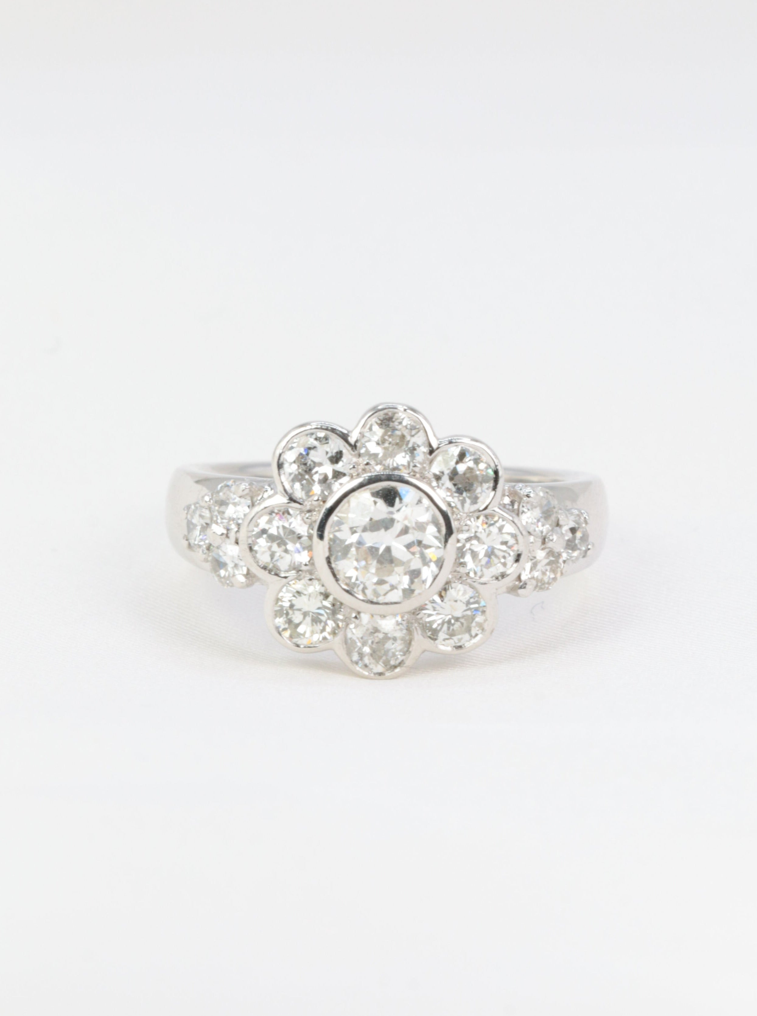 Vintage daisy ring in white gold and old cut diamonds