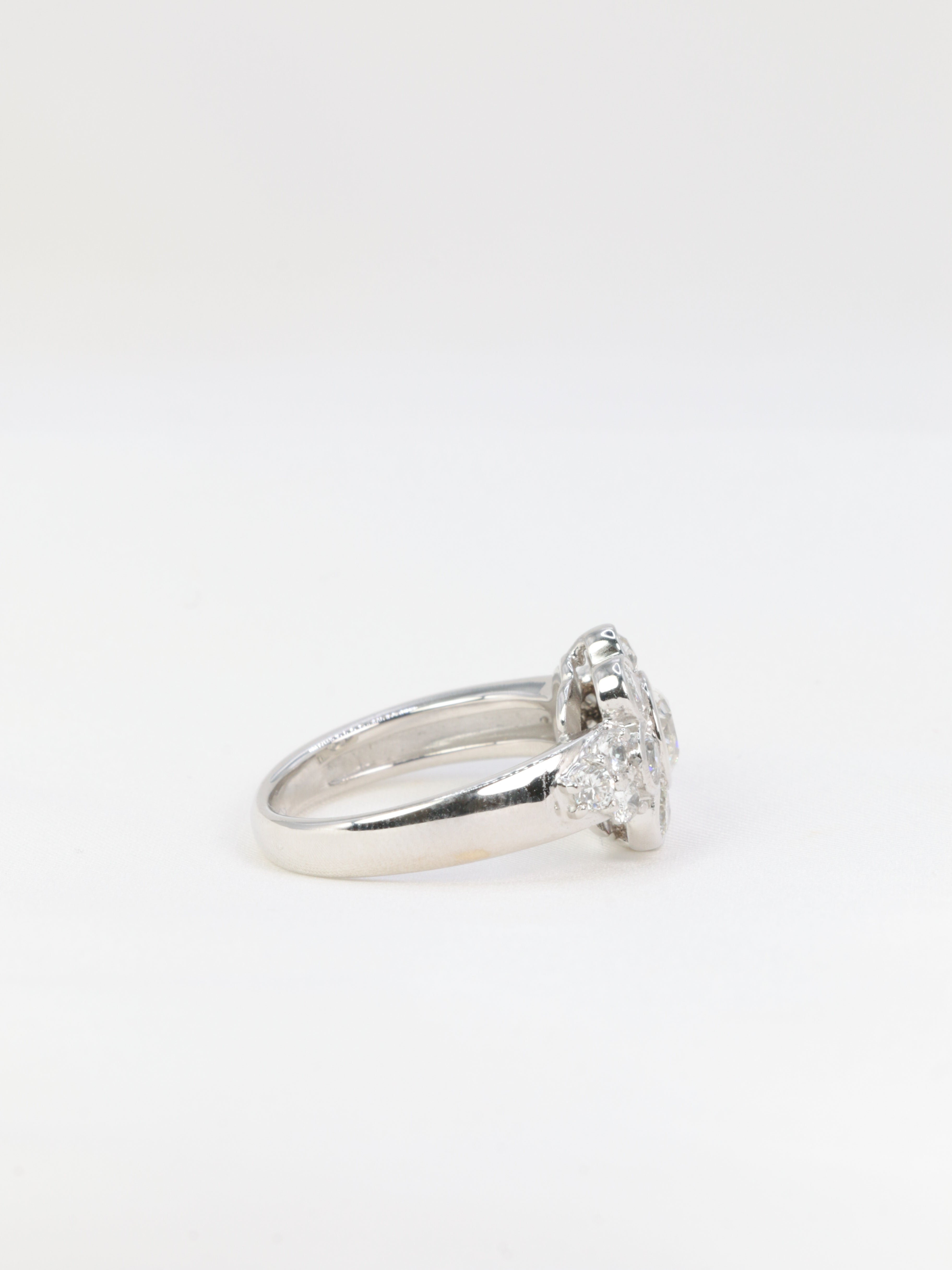 Vintage daisy ring in white gold and old cut diamonds