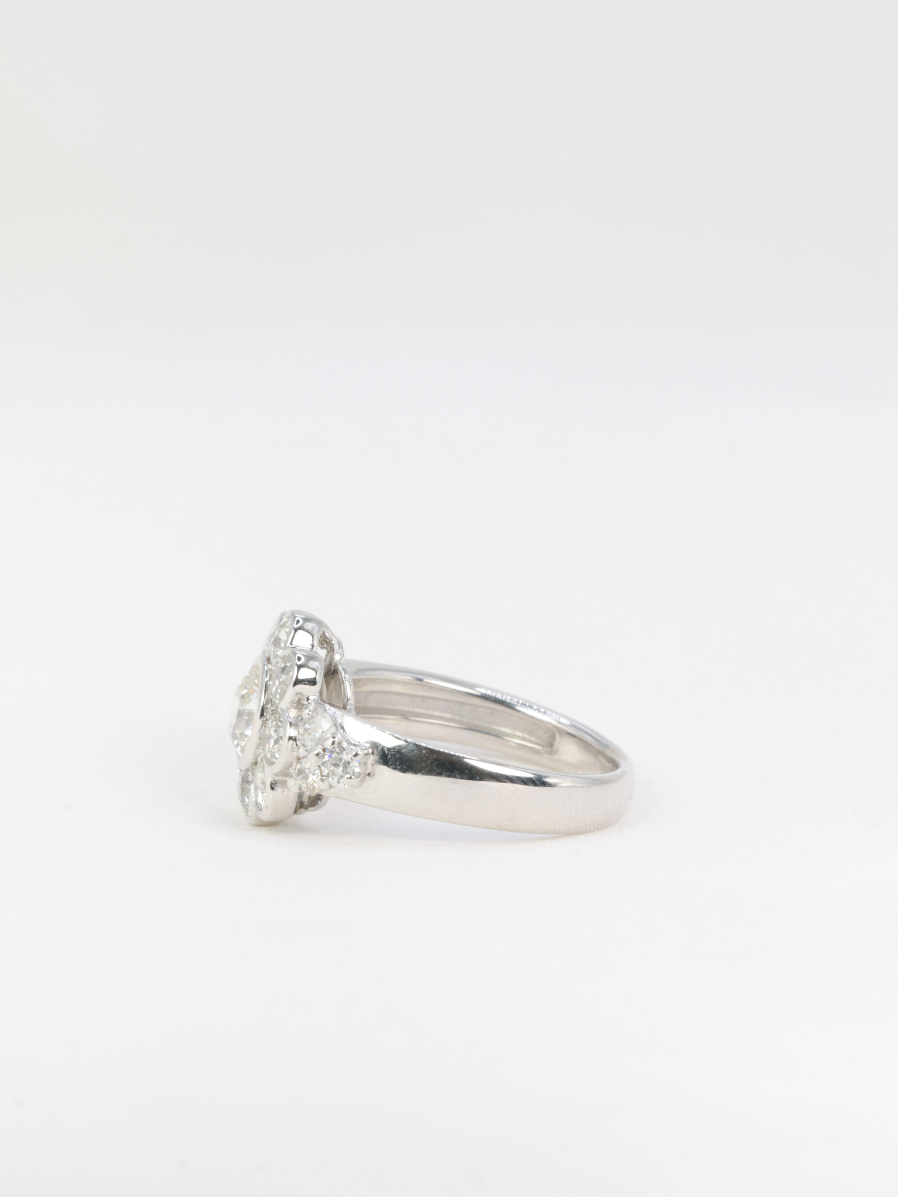 Vintage daisy ring in white gold and old cut diamonds