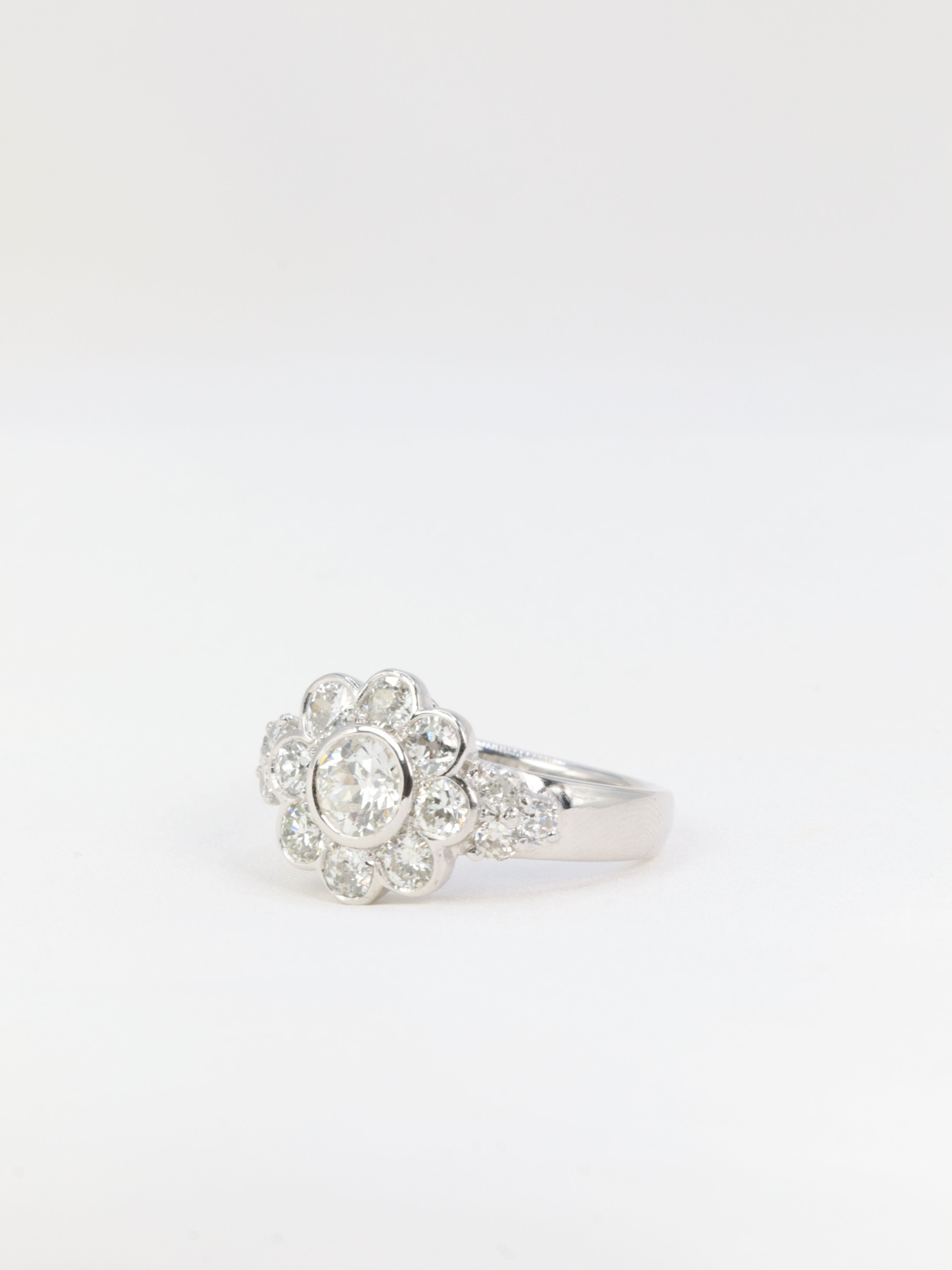 Vintage daisy ring in white gold and old cut diamonds