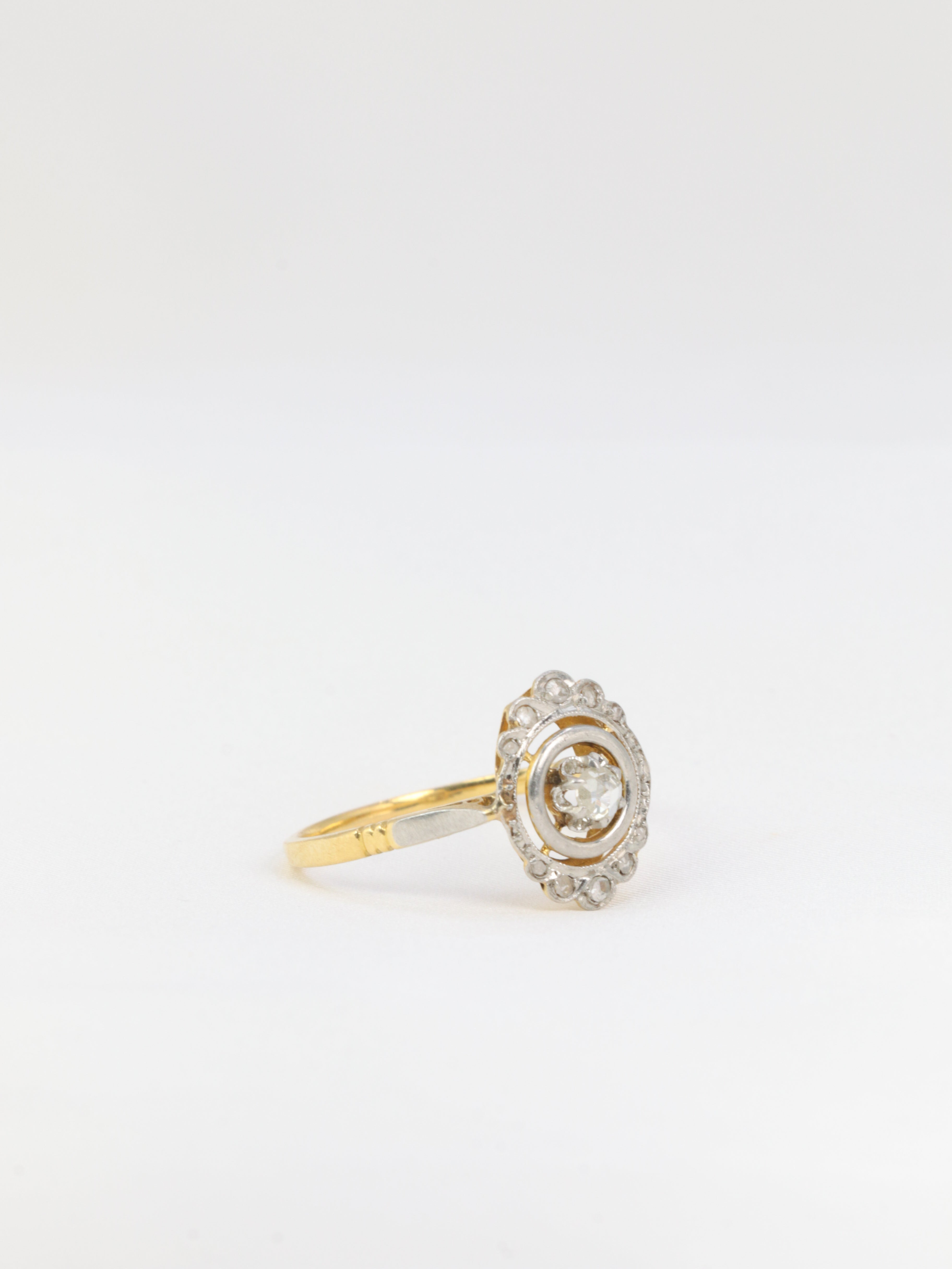 Art-Deco ring in gold and white stones