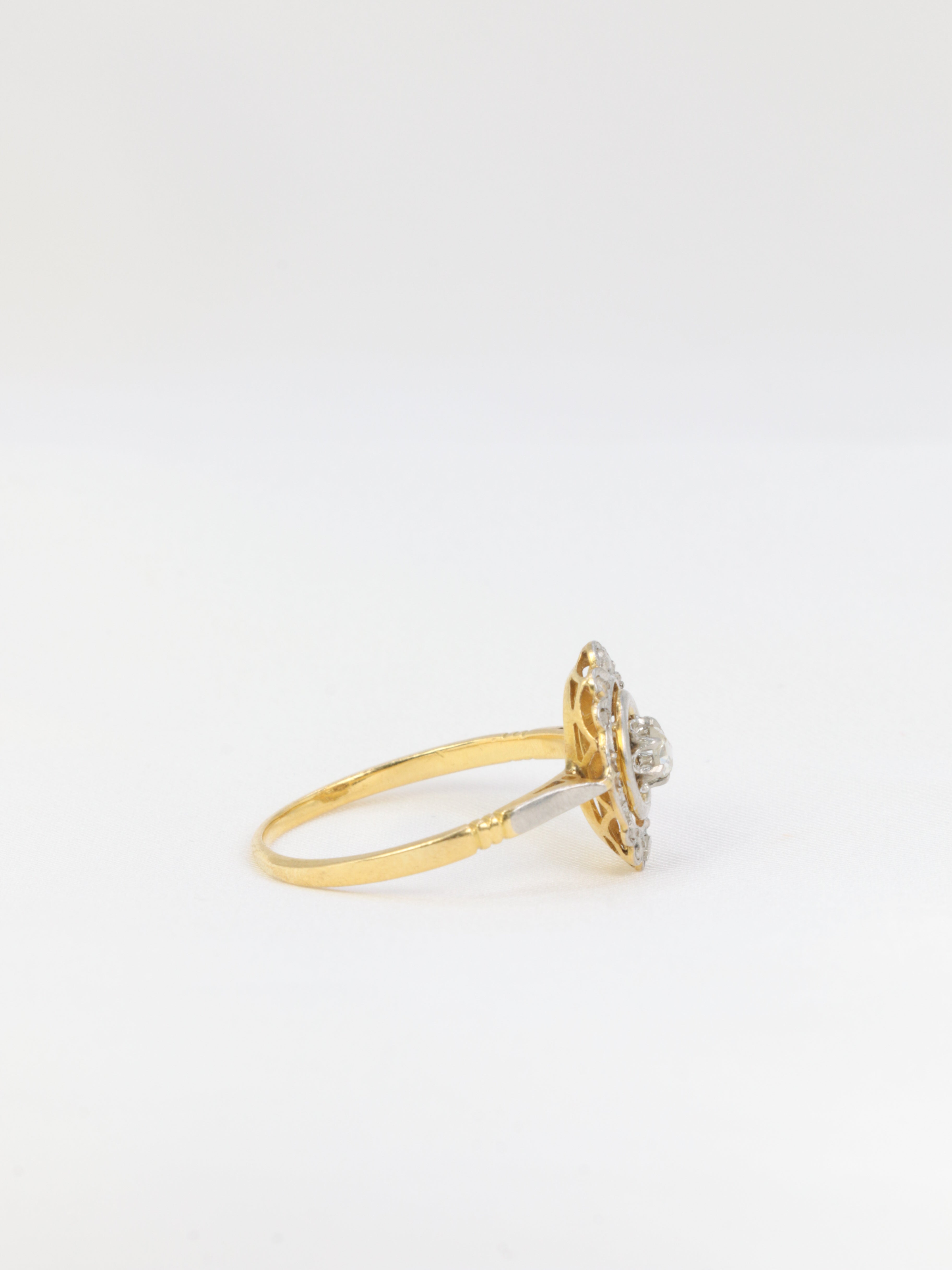 Art-Deco ring in gold and white stones