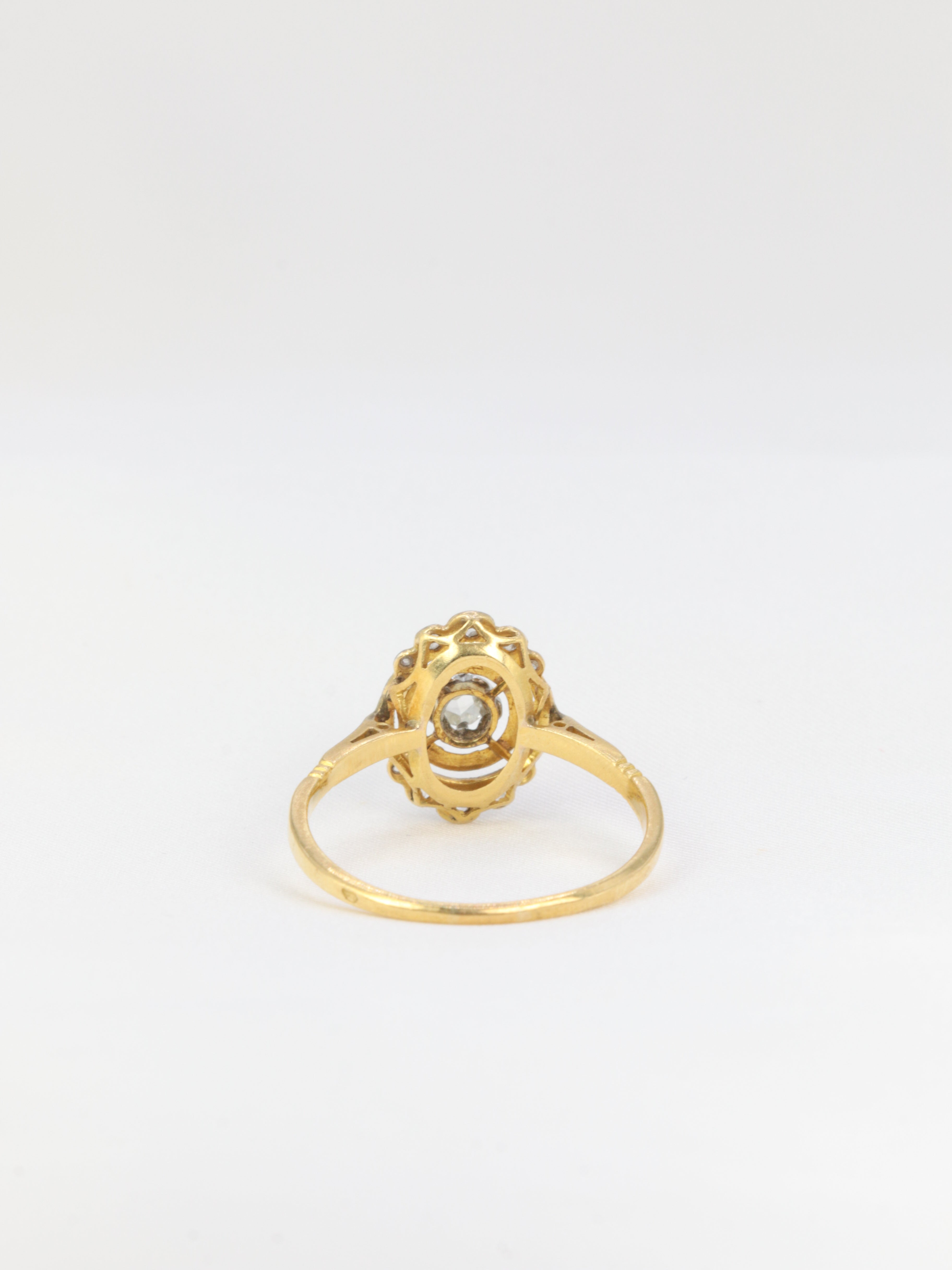 Art-Deco ring in gold and white stones