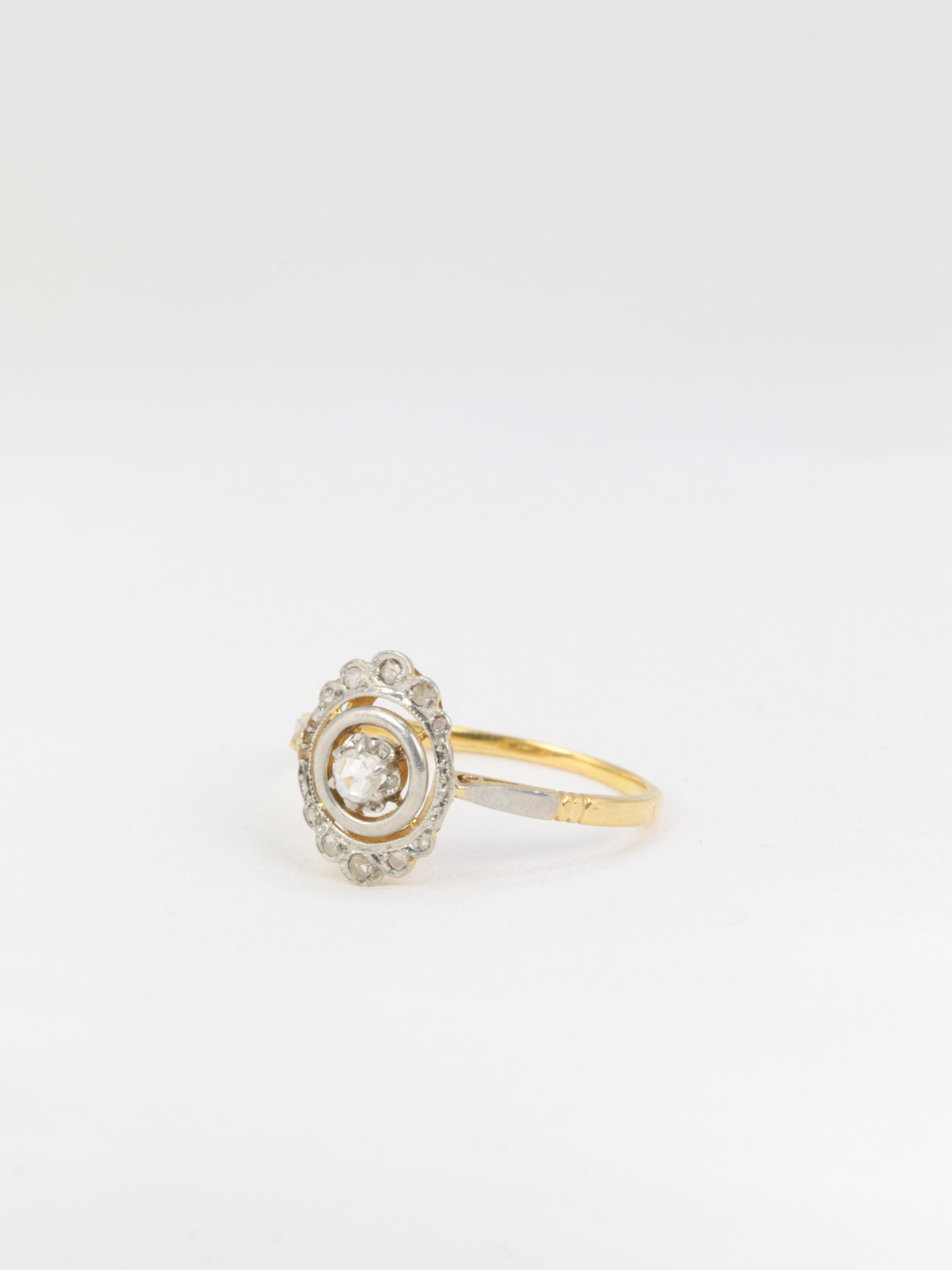 Art-Deco ring in gold and white stones