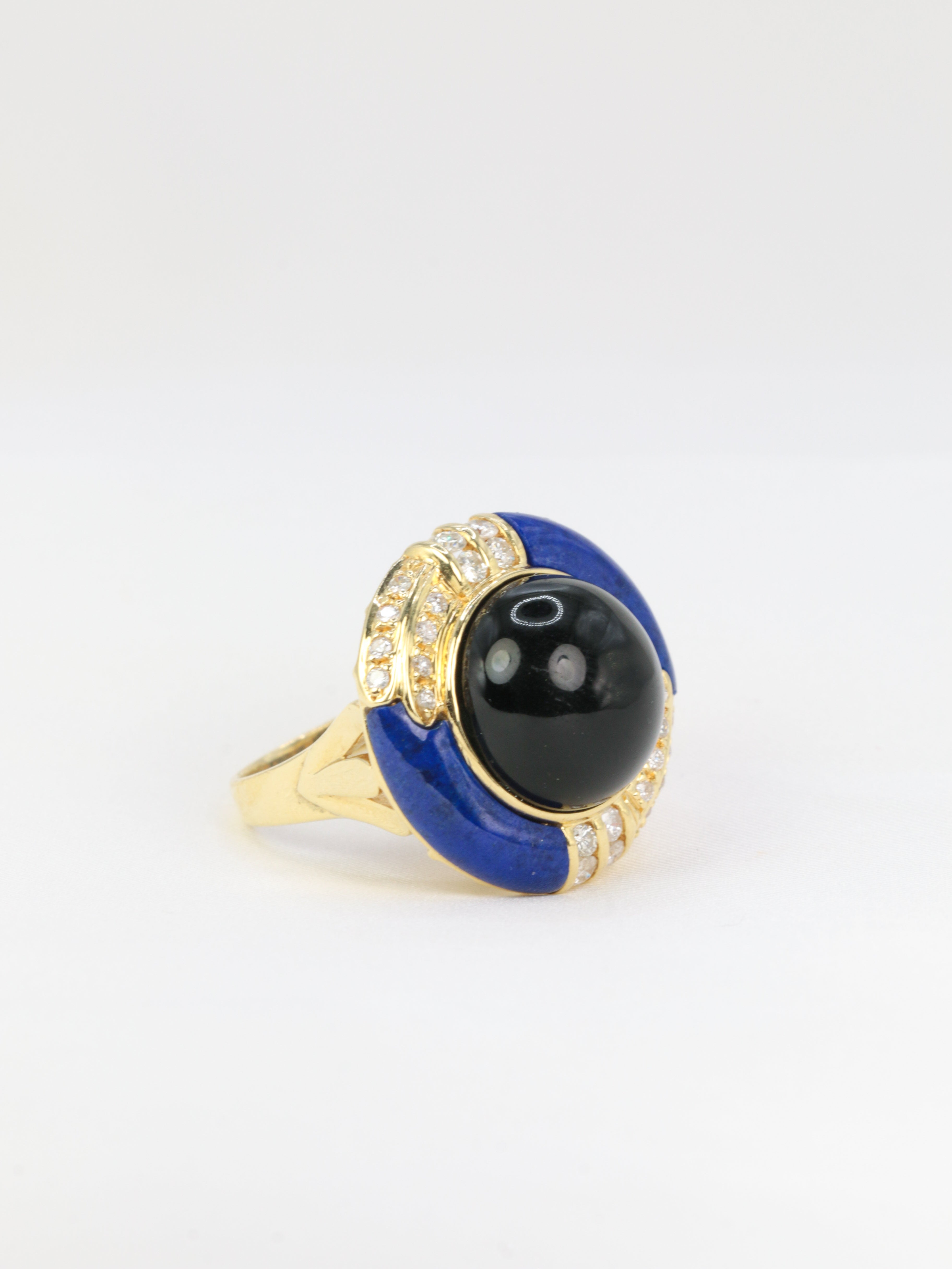 Vintage ring in gold, onyx, lapis lazuli and diamonds