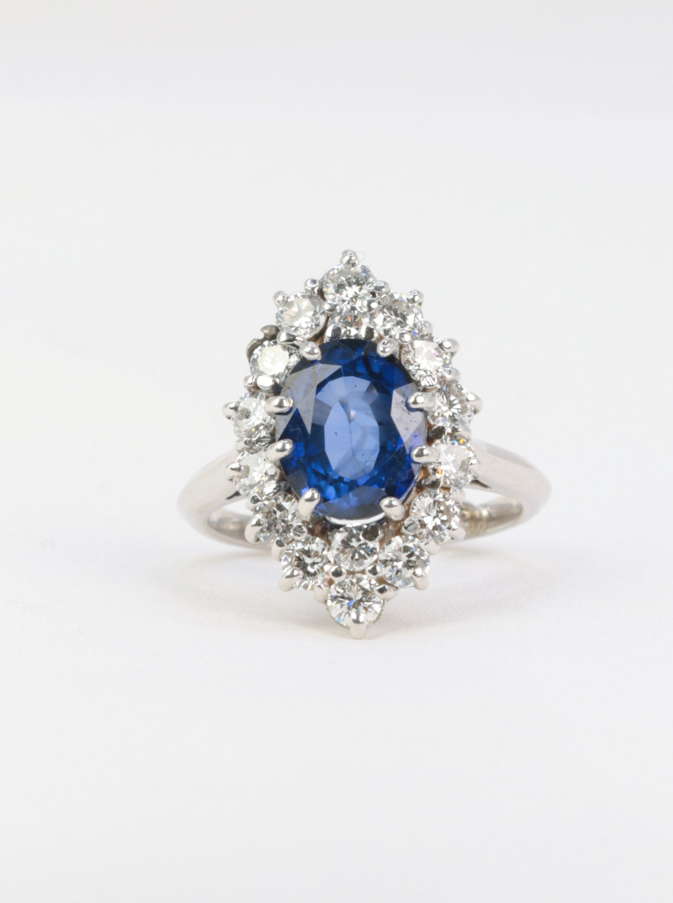 Vintage marquise ring in 18k white gold with sapphires and diamonds