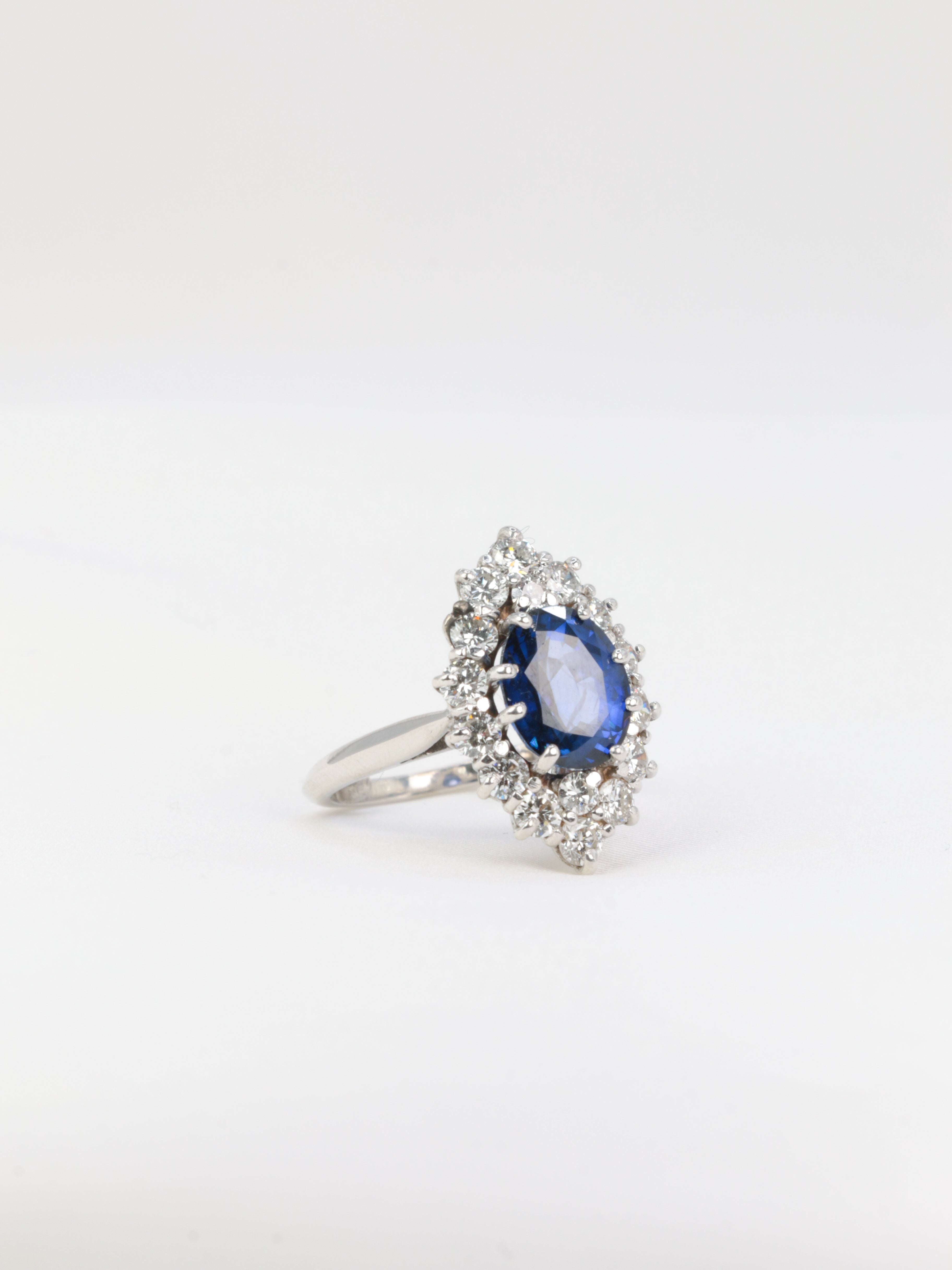 Vintage marquise ring in 18k white gold with sapphires and diamonds