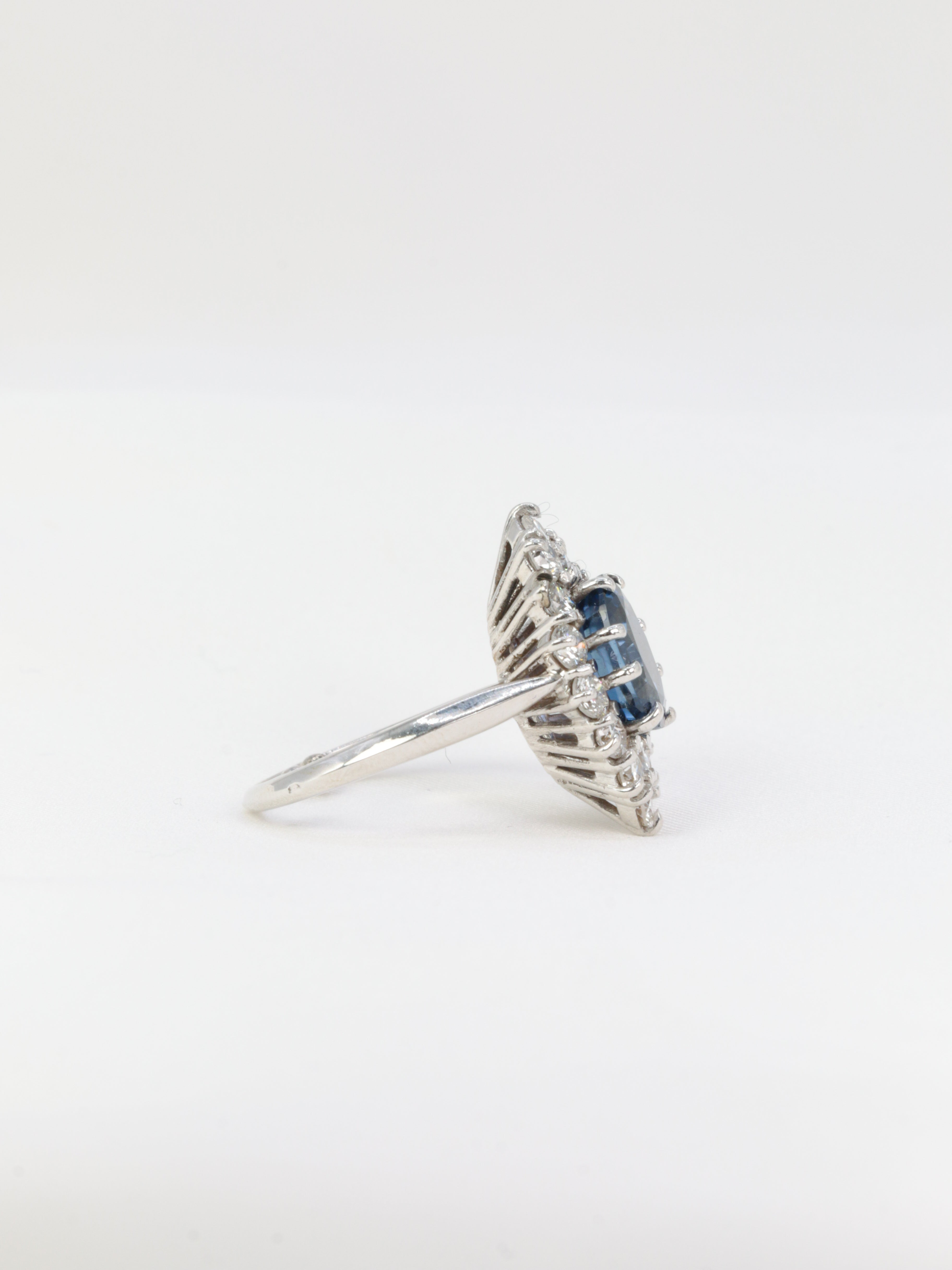 Vintage marquise ring in 18k white gold with sapphires and diamonds