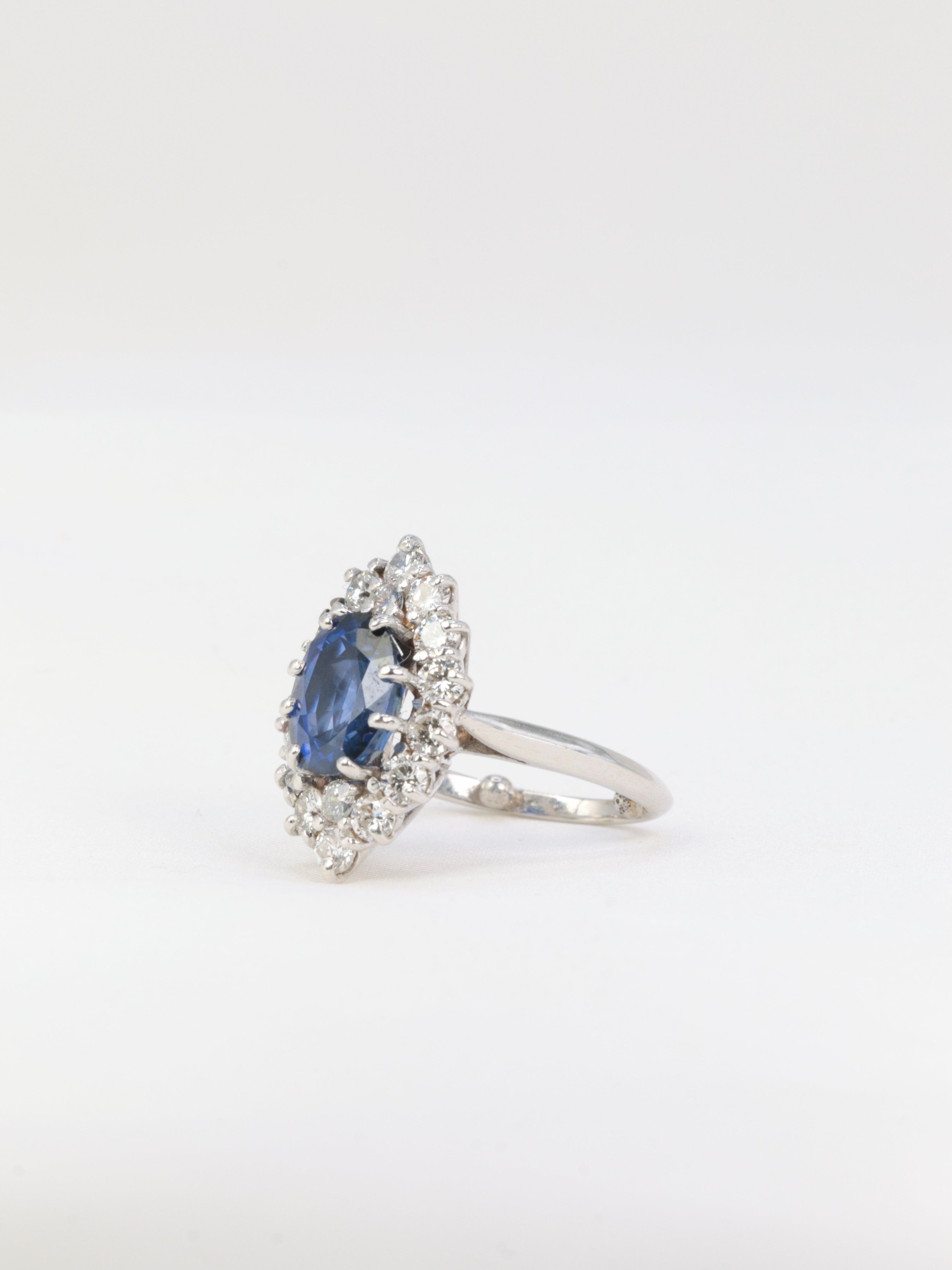 Vintage marquise ring in 18k white gold with sapphires and diamonds