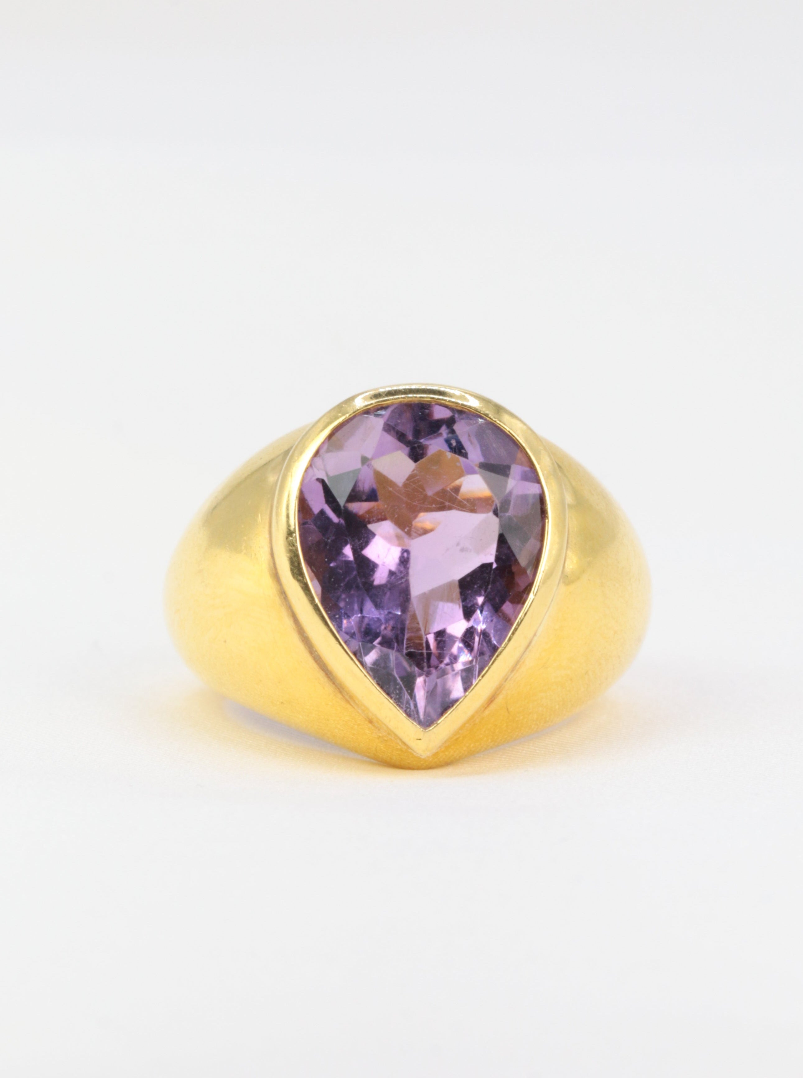 Vintage cocktail ring in yellow gold and pear amethyst