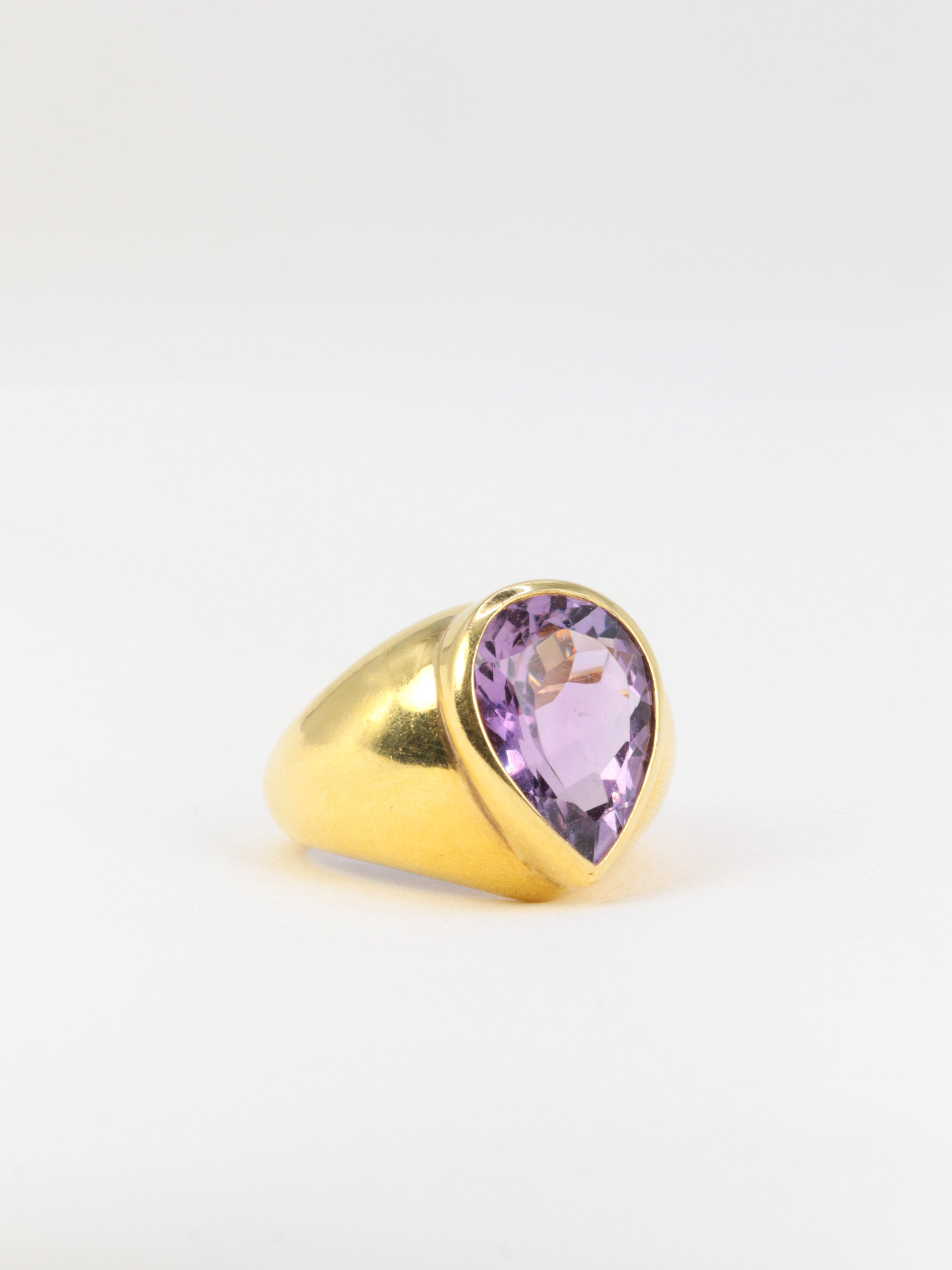 Vintage cocktail ring in yellow gold and pear amethyst