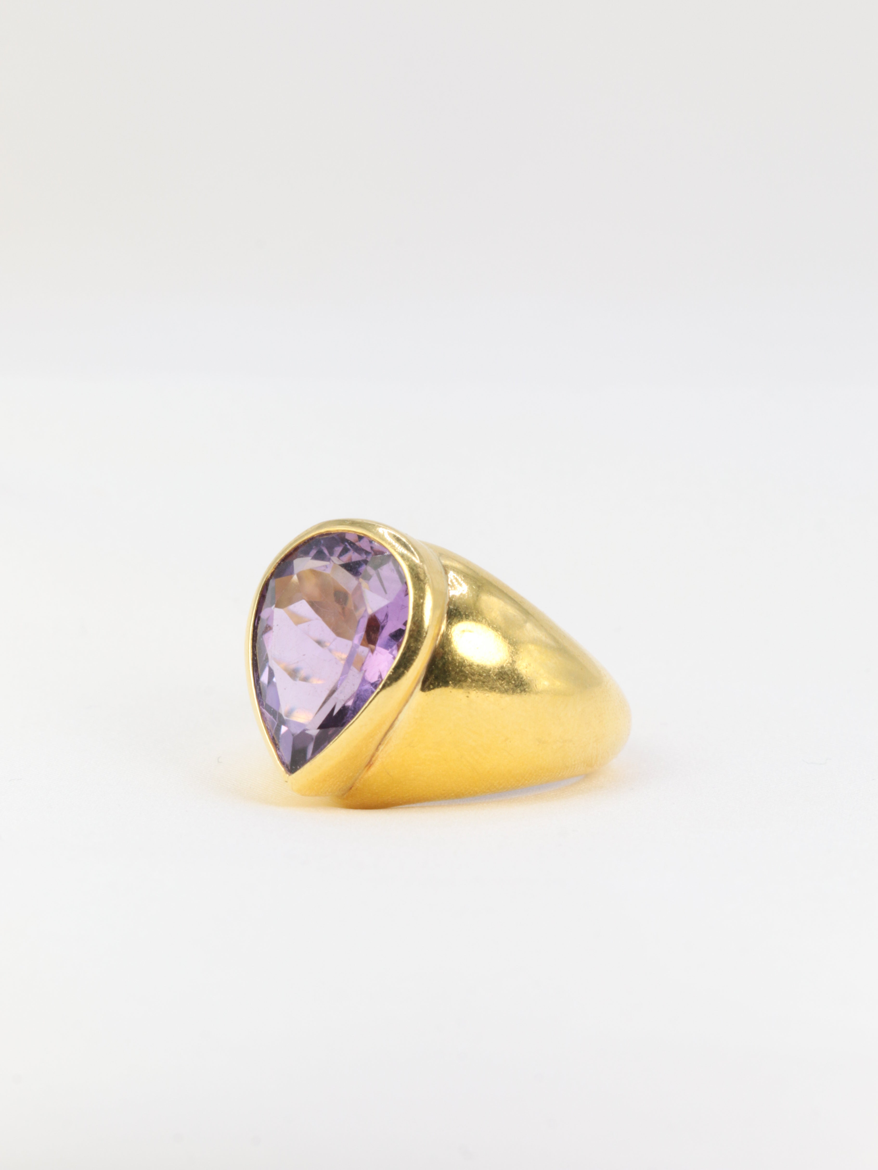 Vintage cocktail ring in yellow gold and pear amethyst