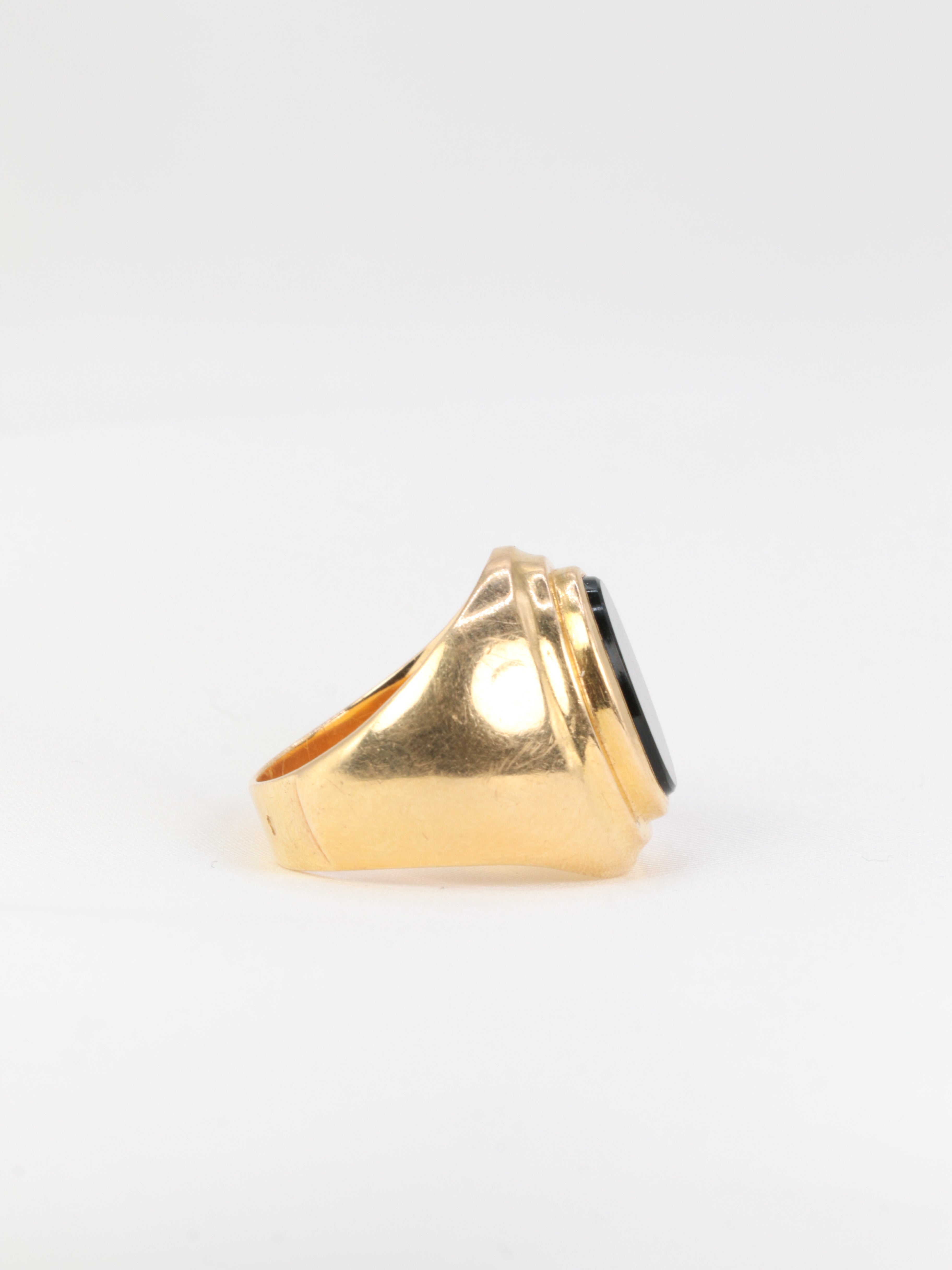 Vintage Signet Ring in Gold and Onyx