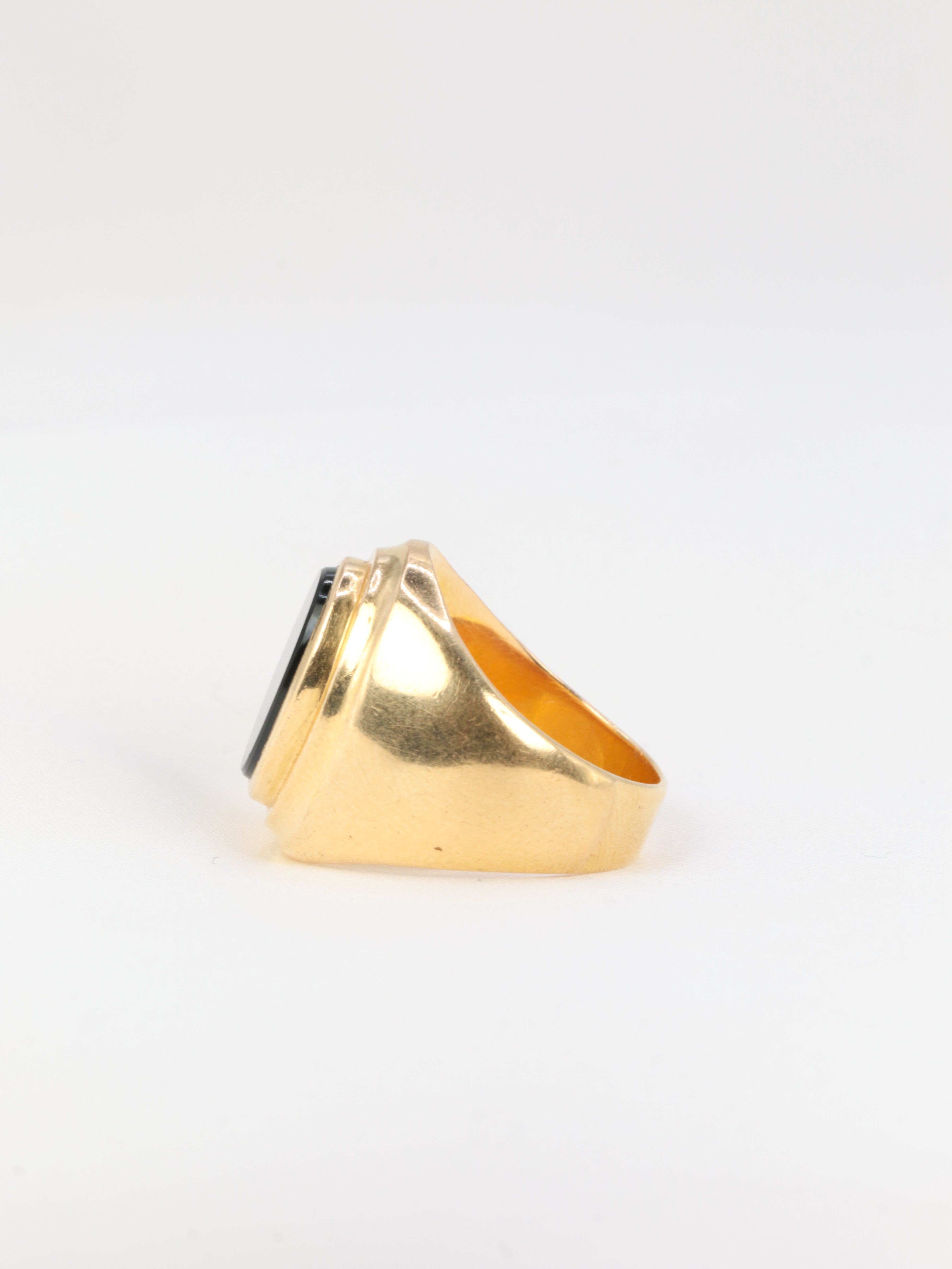 Vintage Signet Ring in Gold and Onyx