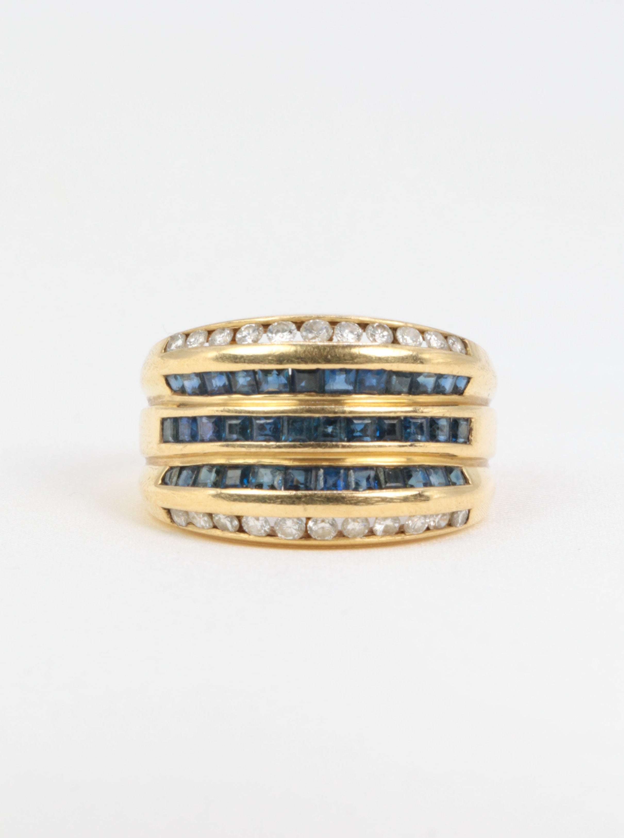 Vintage ring in gold, sapphires and diamonds