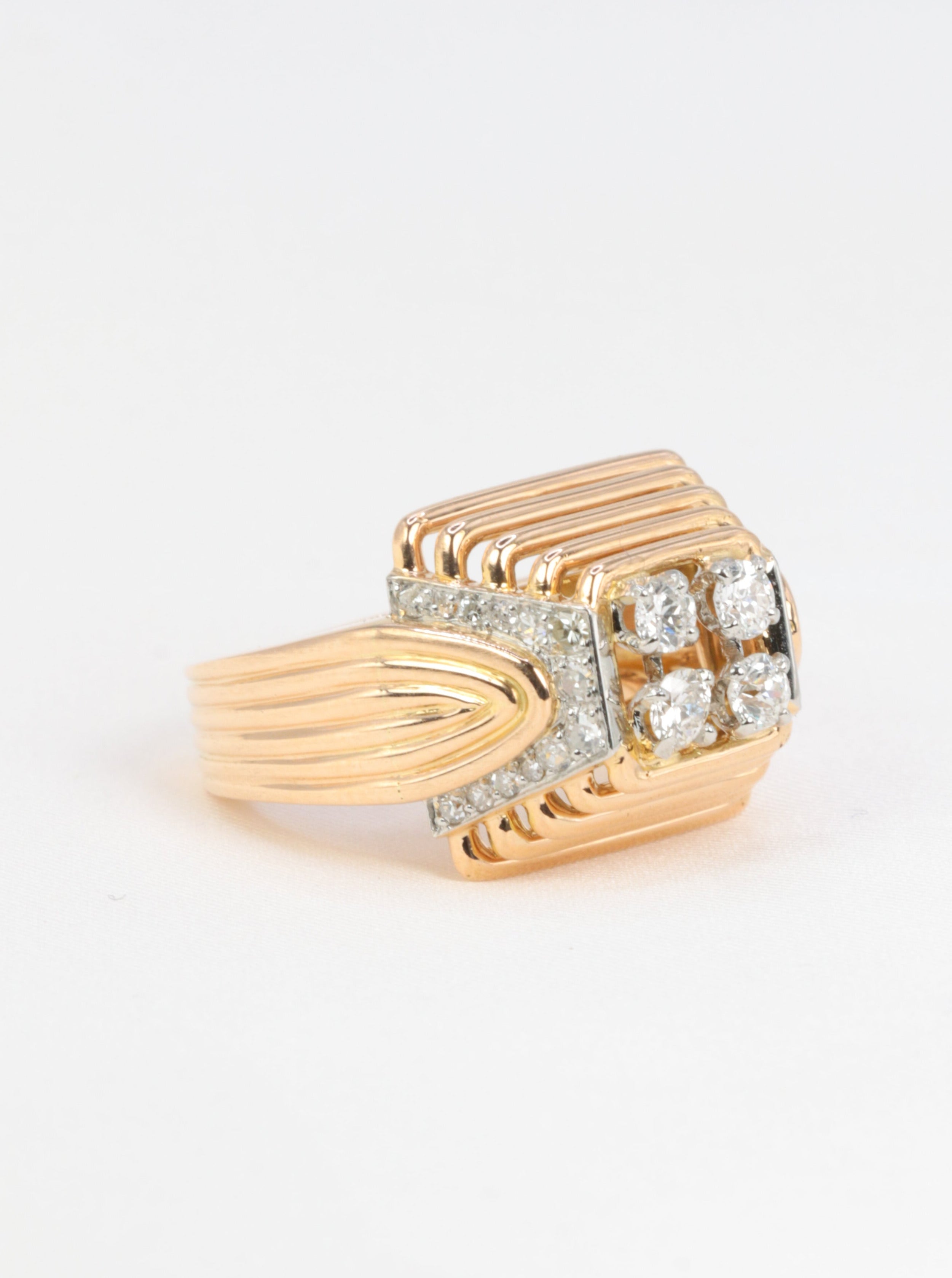 Vintage pyramid ring in 18k gold and diamonds - 1950s