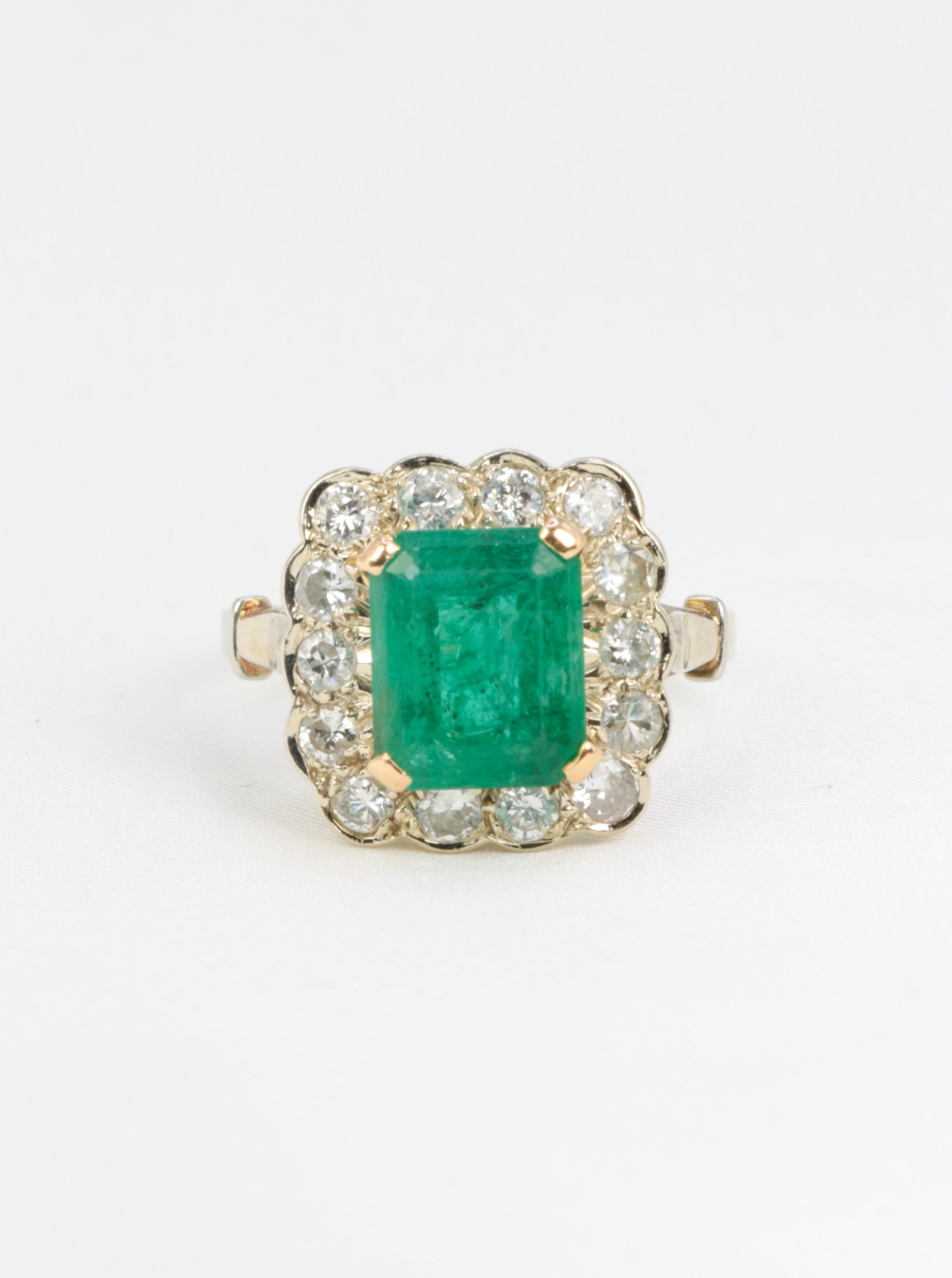 Vintage daisy ring in gold, emerald and diamonds